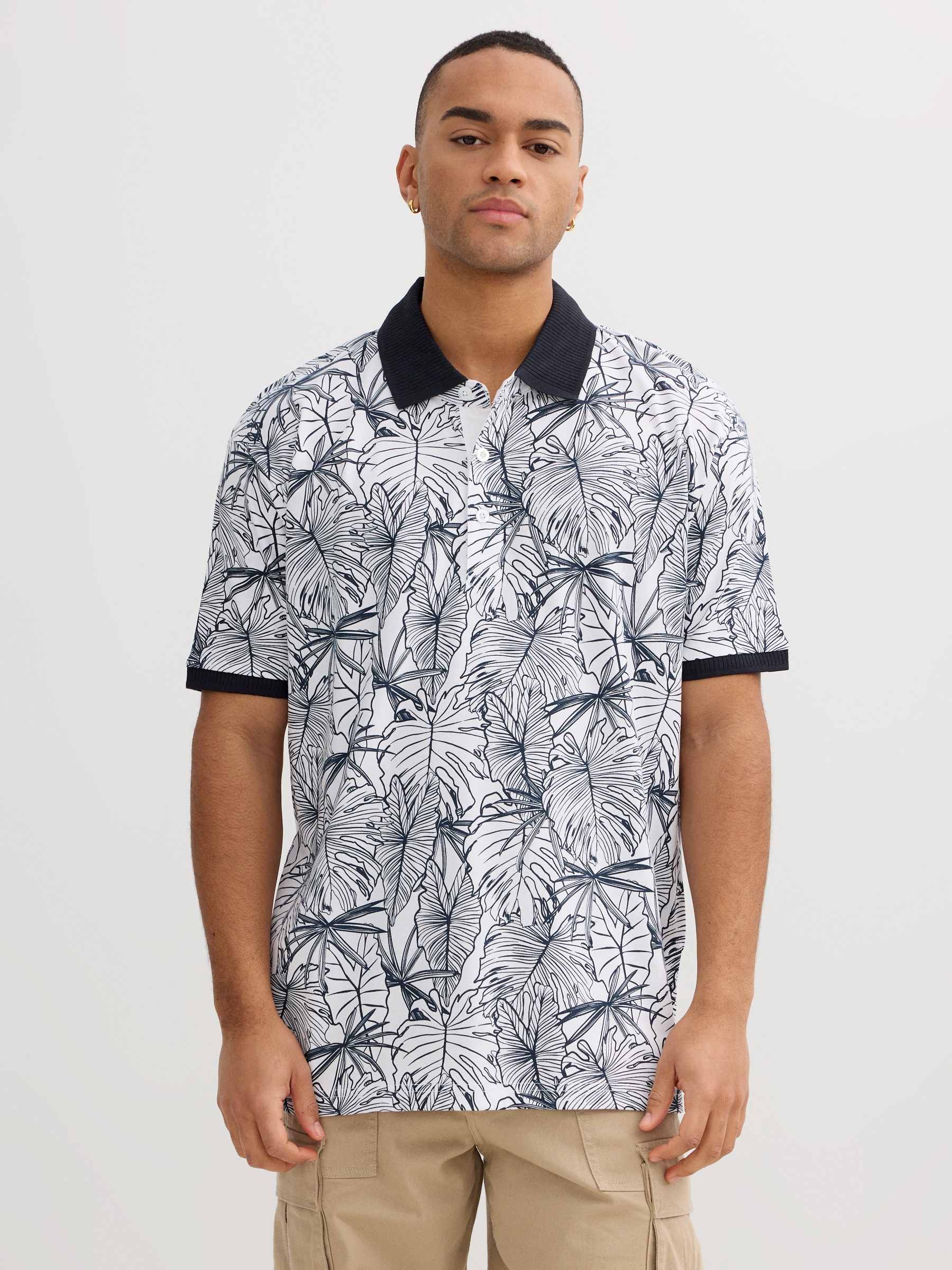 Polo tropical de manga curta branco vista meia frontal