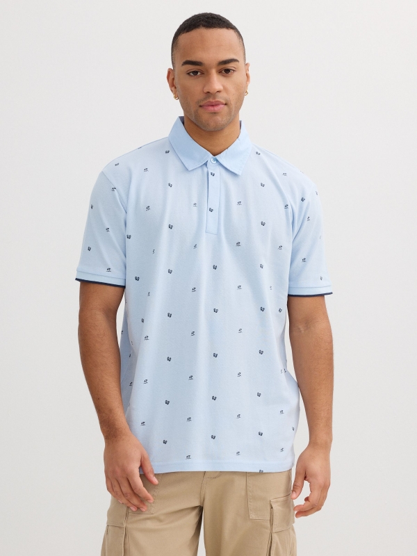 Polo piqué azul com miniprint azul claro vista meia frontal