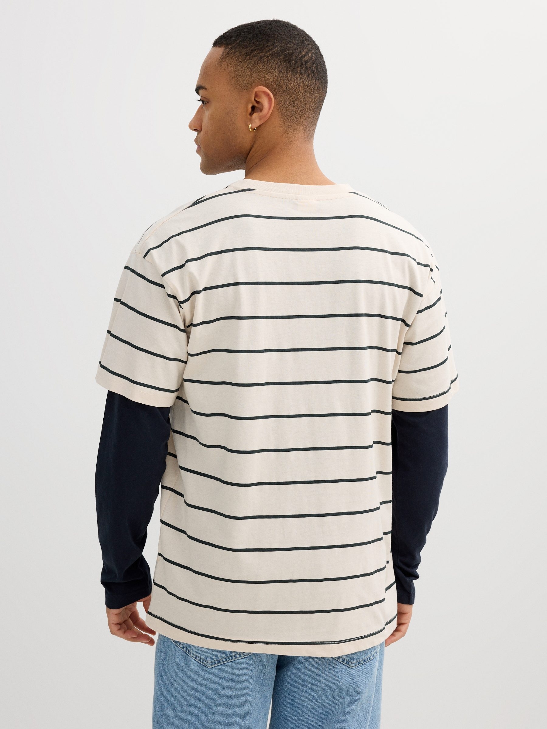 Camiseta listrada combinada crua vista meia frontal