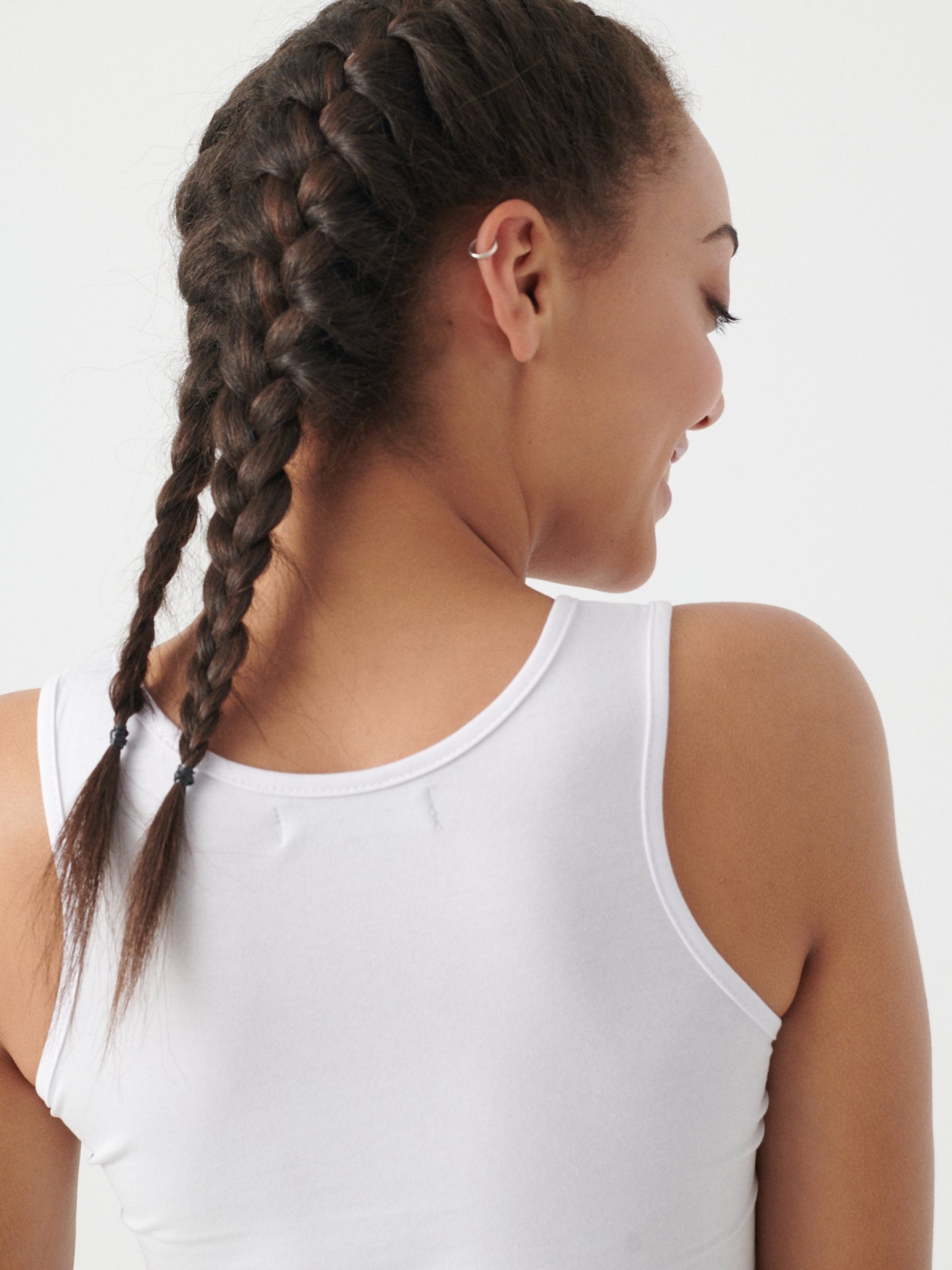 Top básico de tirantes blanco vista detalle
