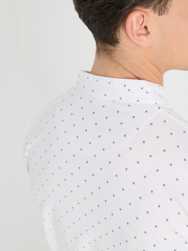 Polo gola mandarim bolso branco vista detalhe