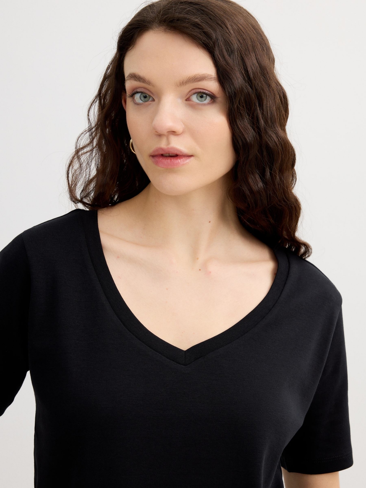 Camiseta negra de algodón cuello pico negro vista detalle