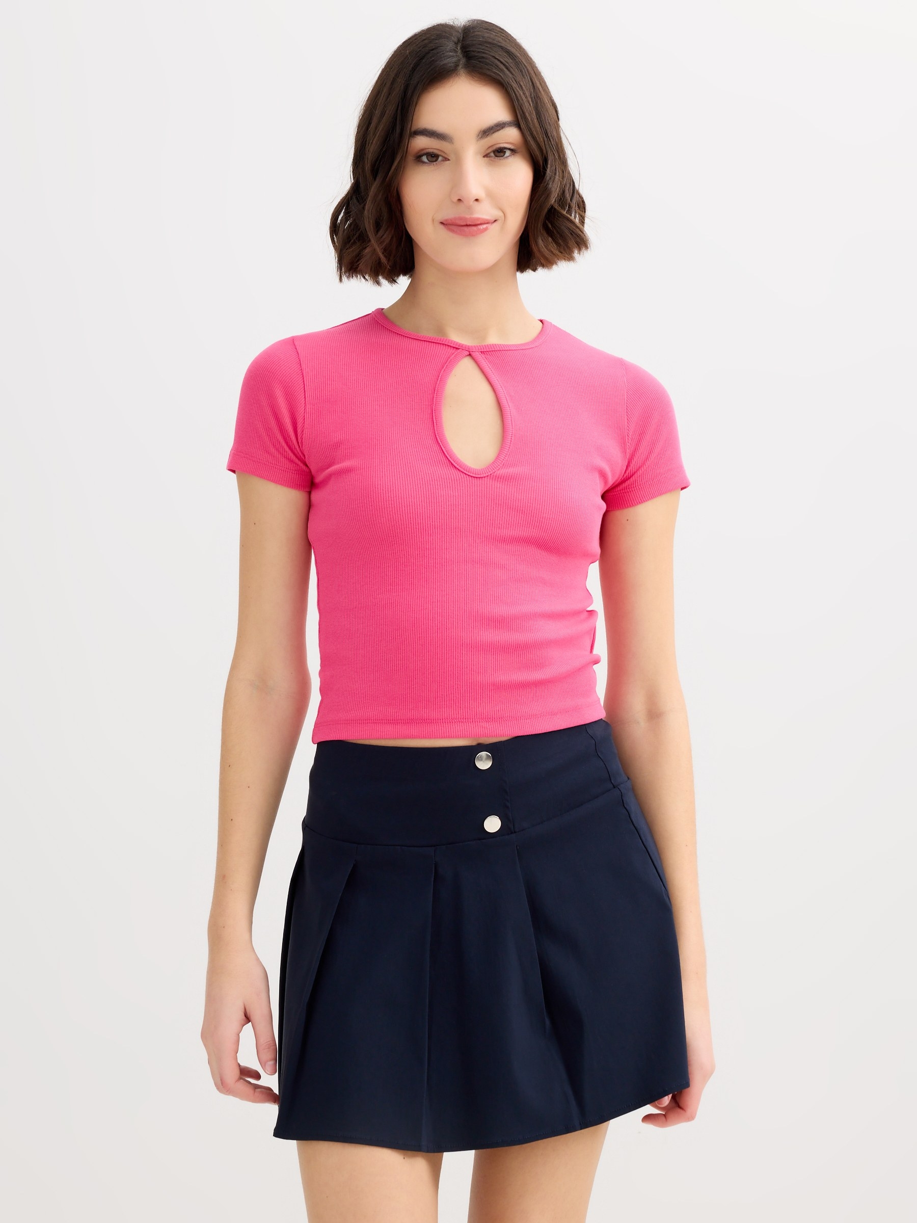 Camiseta manga curta crop cut out fúcsia vista meia frontal