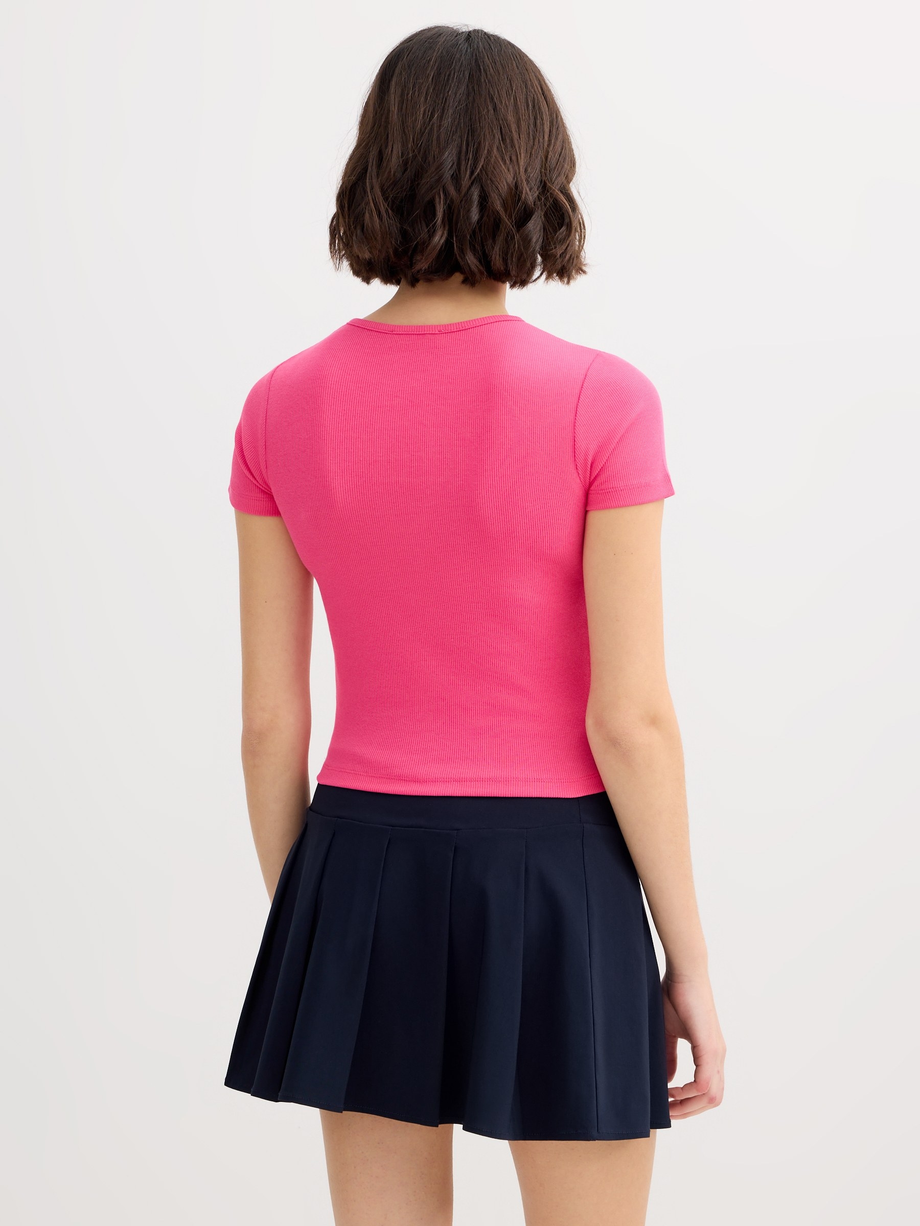 Camiseta manga curta crop cut out fúcsia vista meia frontal