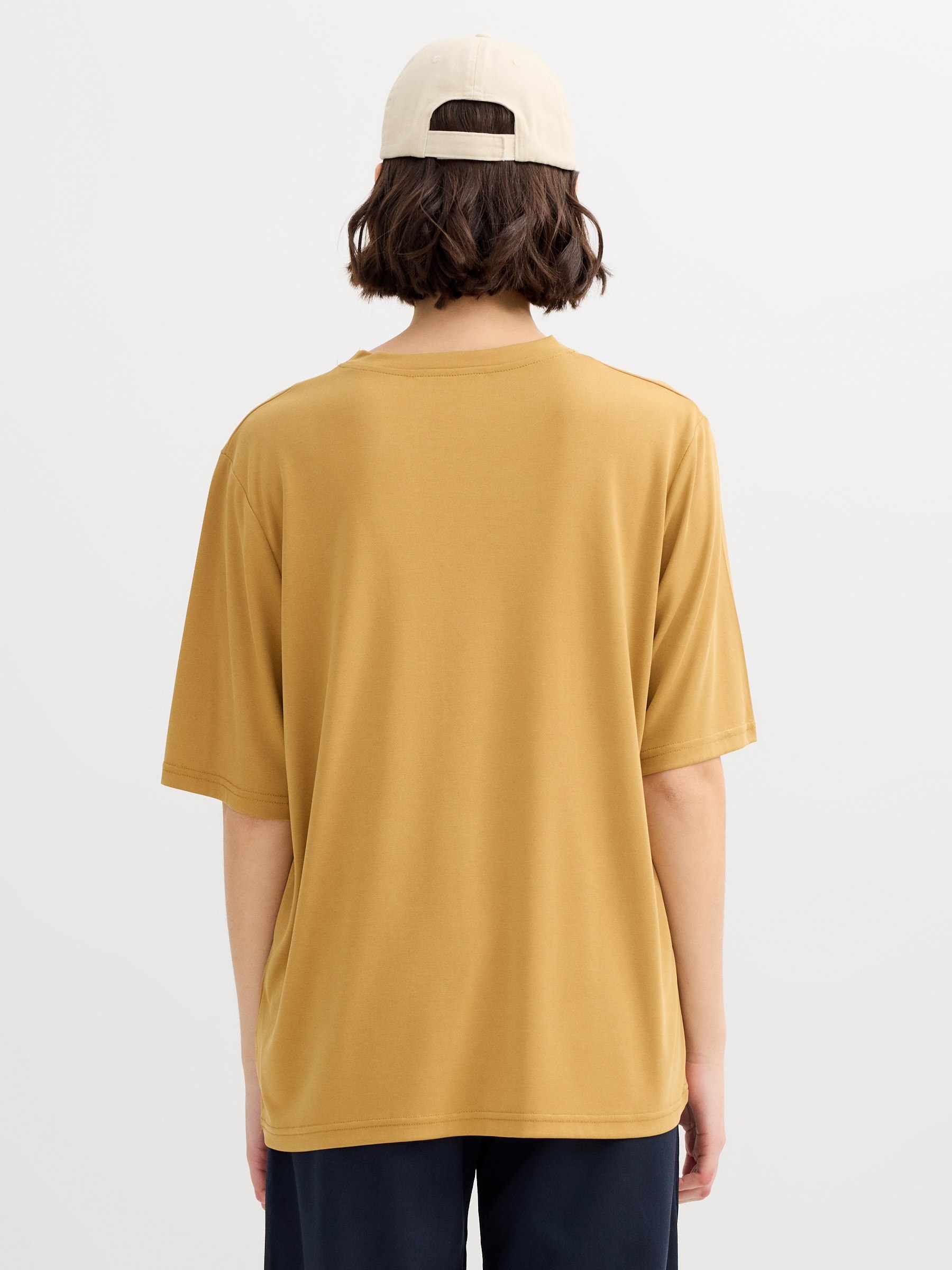 Camiseta viscosa oversize marrón caldera vista media frontal