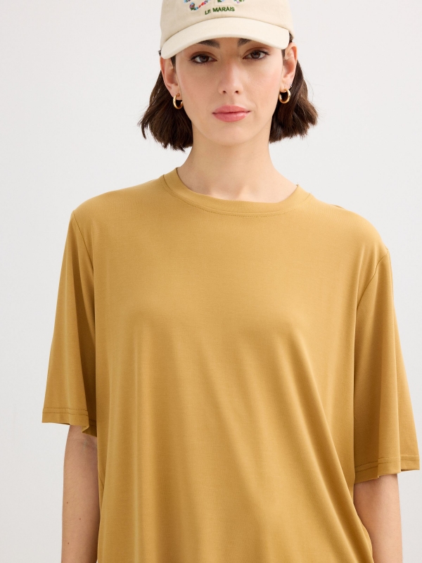 Camiseta viscosa oversize marrón caldera vista detalle