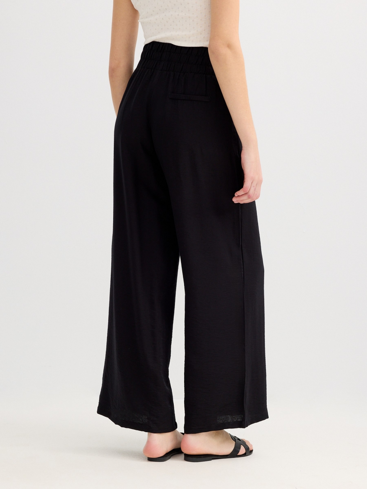 Pantalón wide leg fluido negro vista media trasera