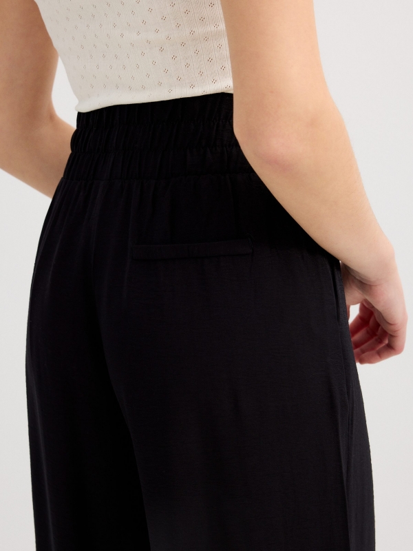 Calça larga fluida preto vista detalhe