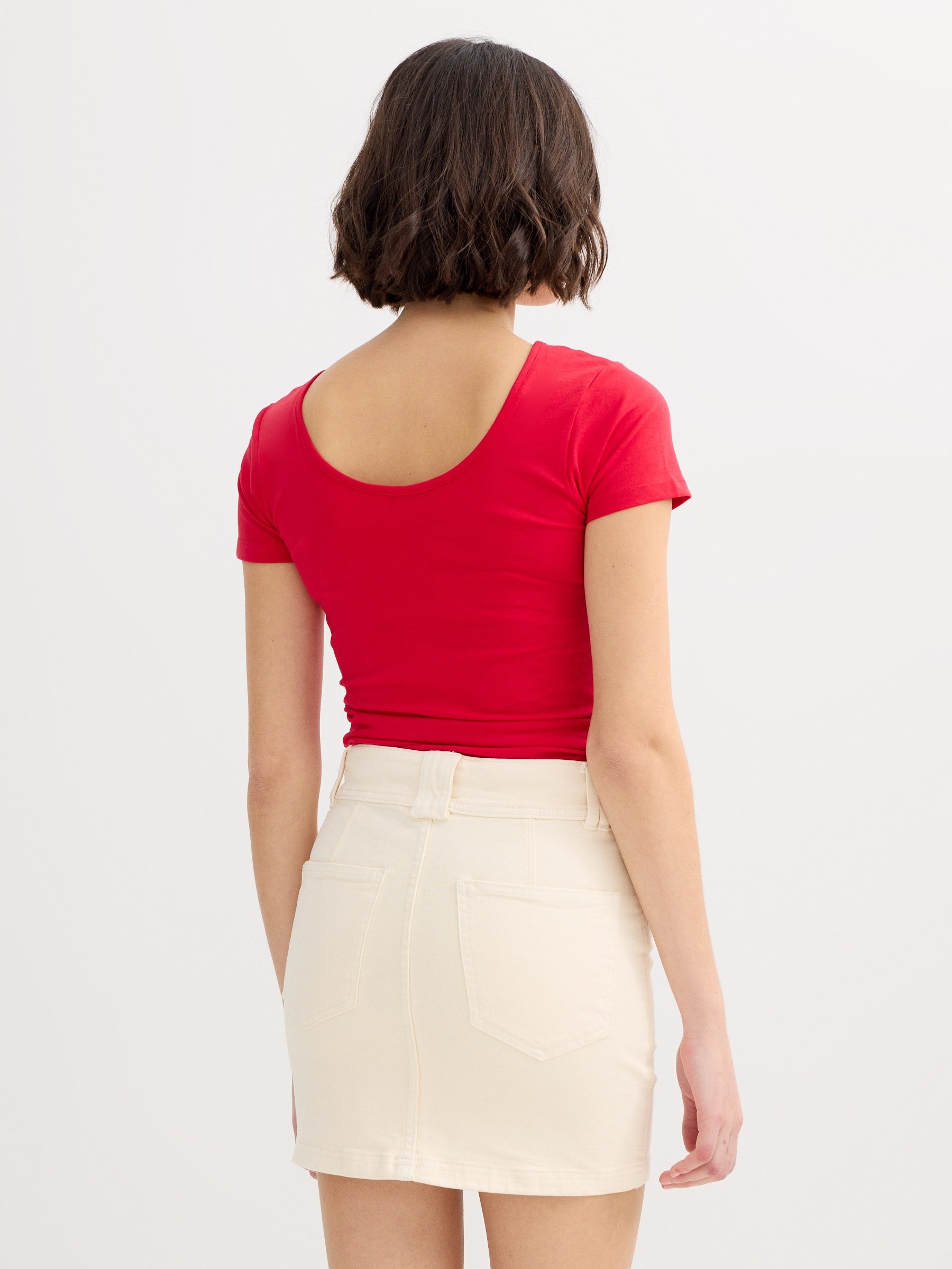 Camiseta alças decote vermelho vista meia frontal