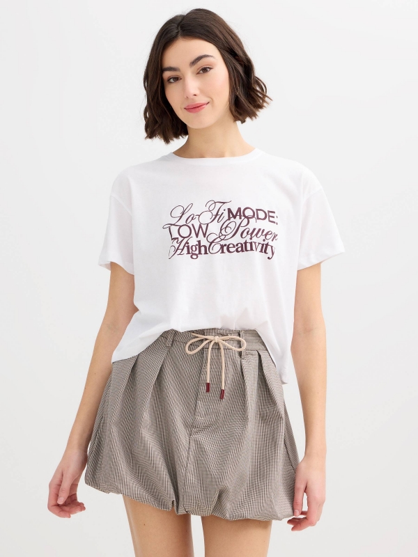 Camiseta de algodón texto blanco vista media frontal