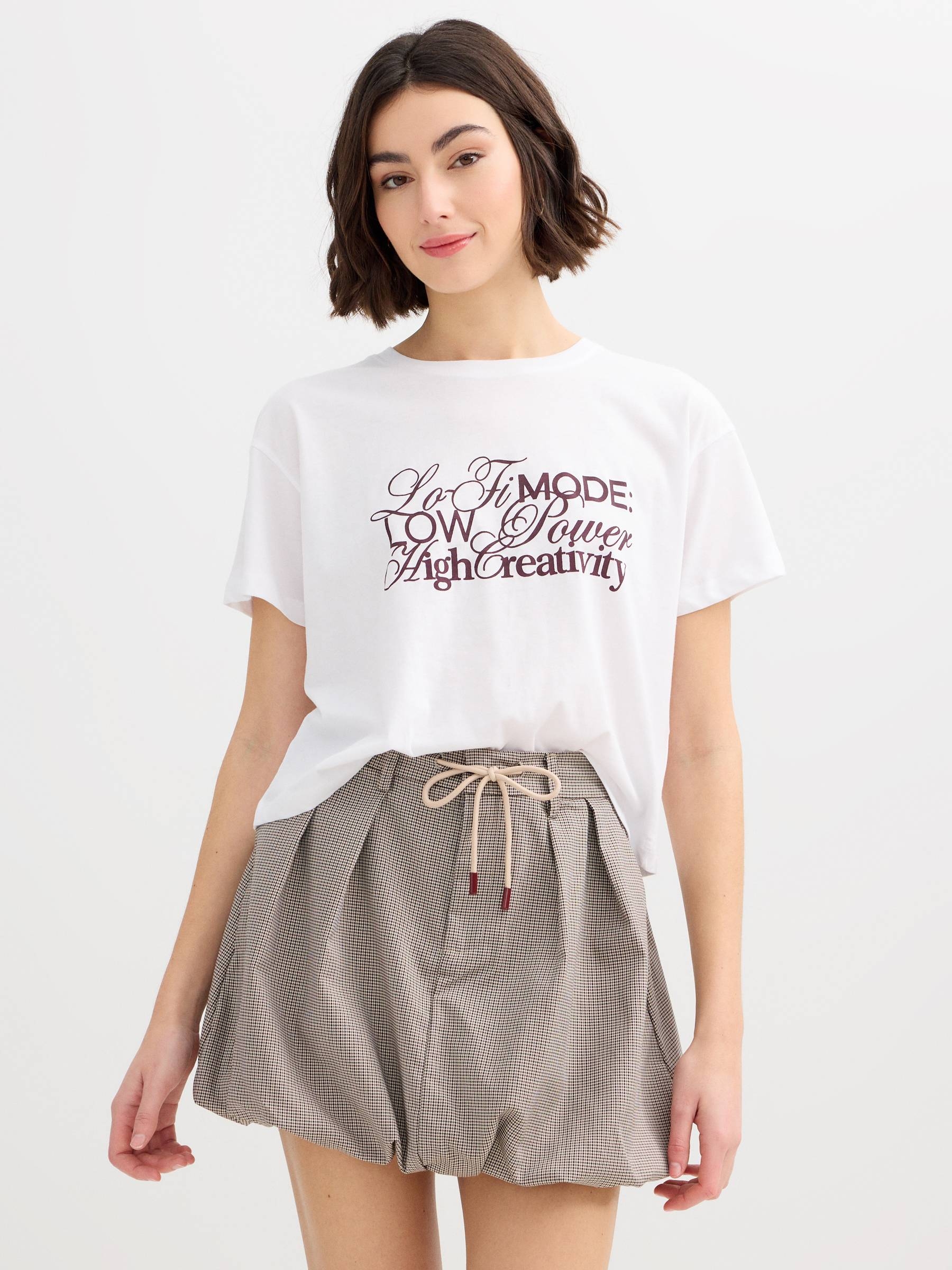 Camiseta de algodão texto branco vista meia frontal