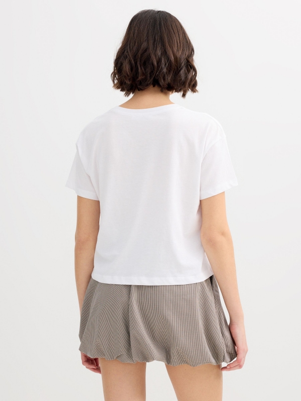 Camiseta de algodão texto branco vista meia traseira