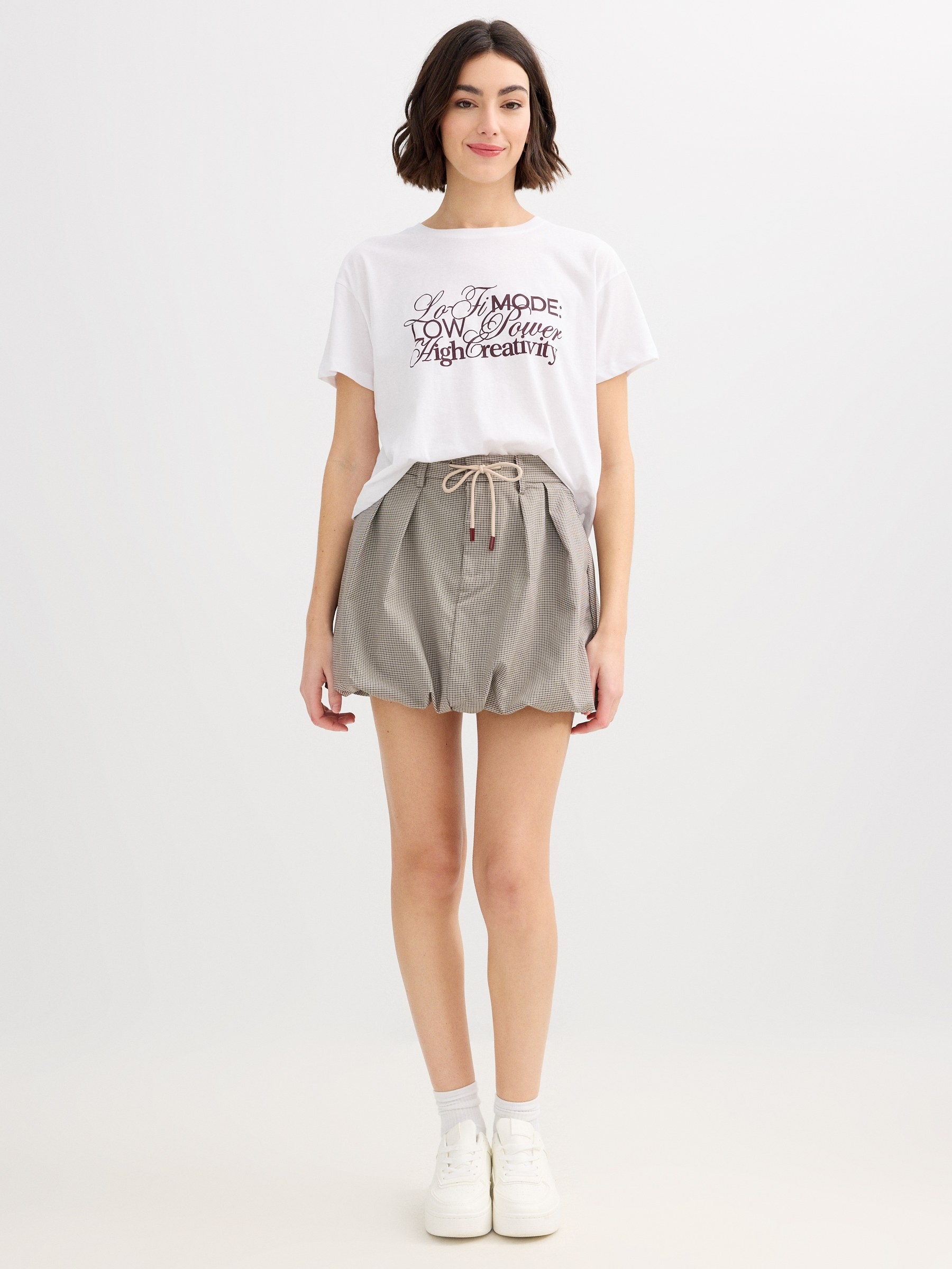 Camiseta de algodão texto branco vista meia frontal