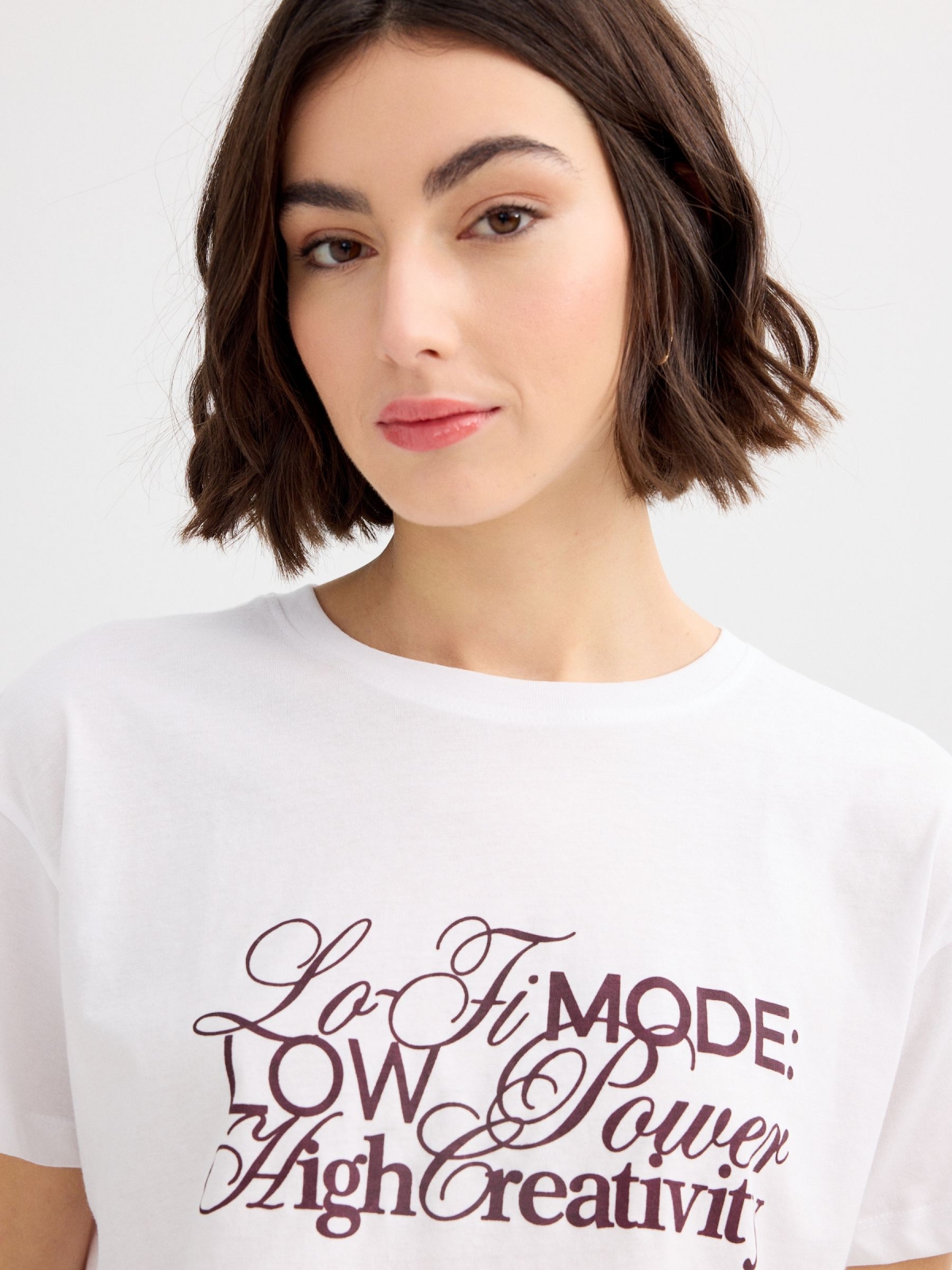 Camiseta de algodón texto blanco vista detalle