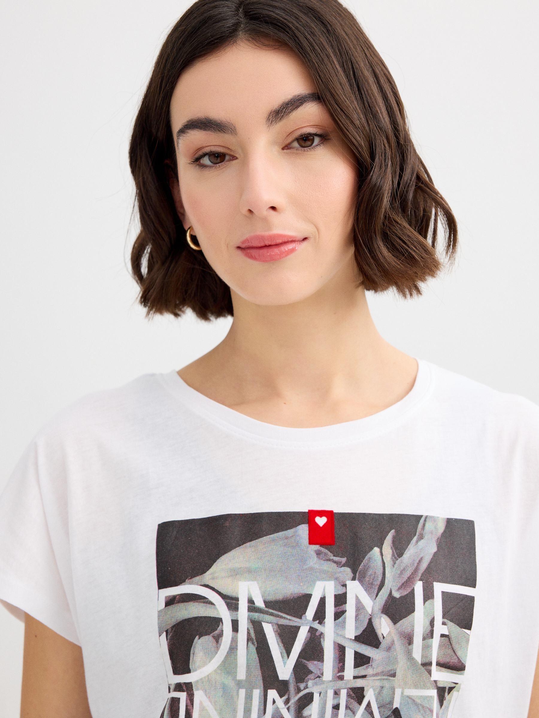 Camiseta floral sem mangas branco vista meia frontal