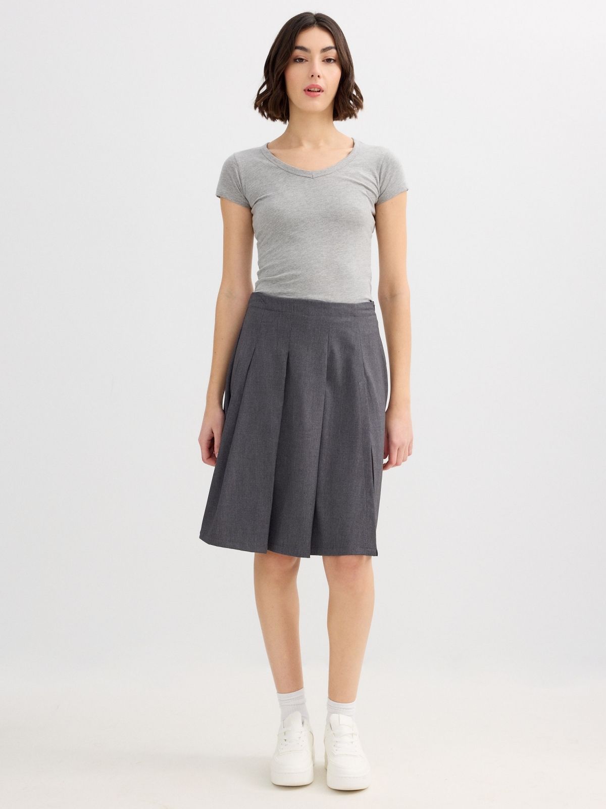 Basic V-neck T-shirt melange grey front view