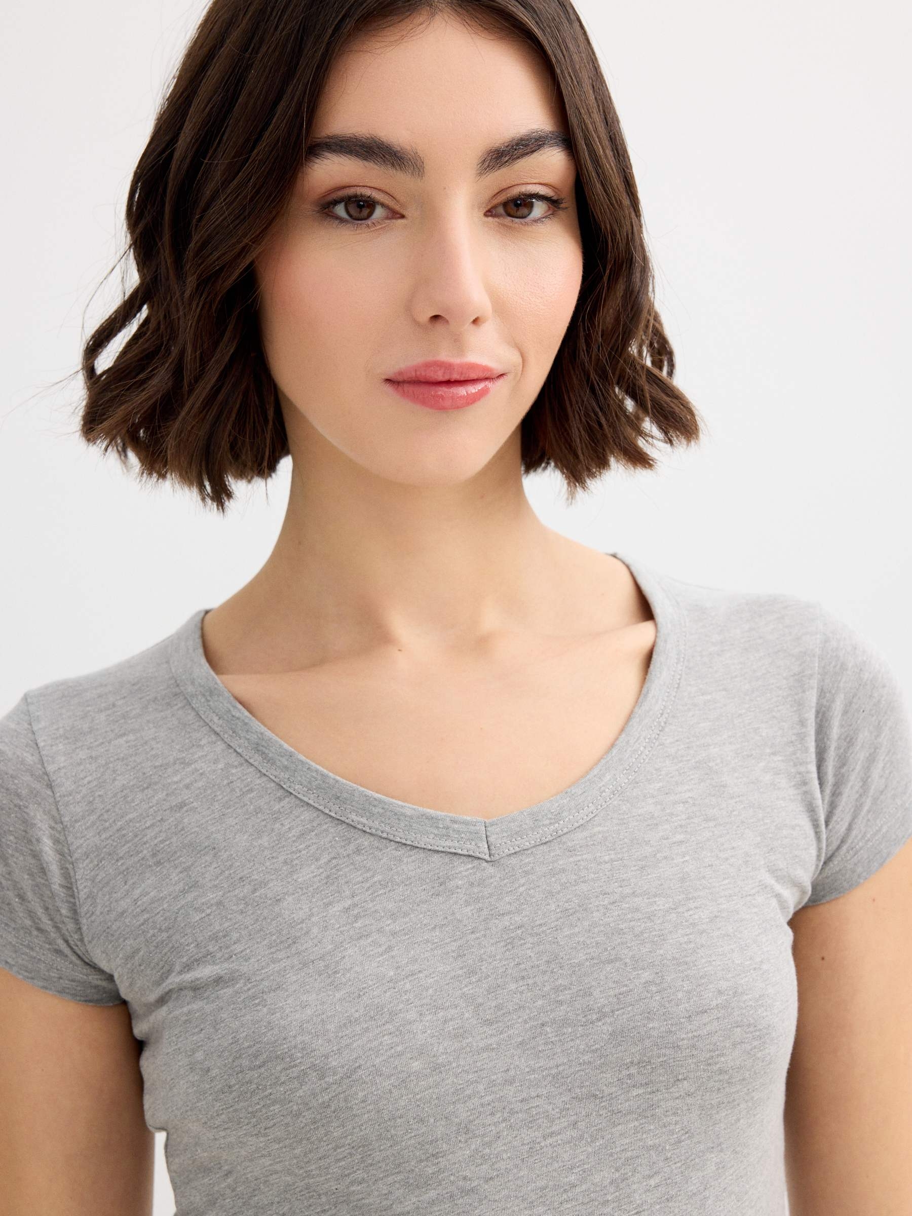 Camiseta básica cuello pico gris melange vista media frontal