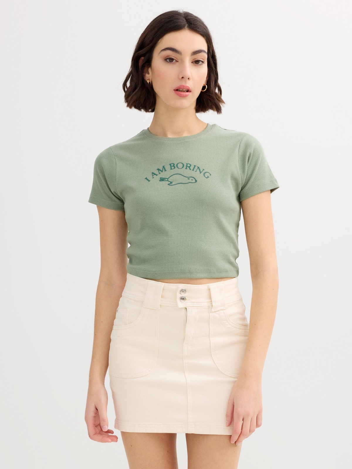 Camiseta crop boring verde grisáceo vista media frontal