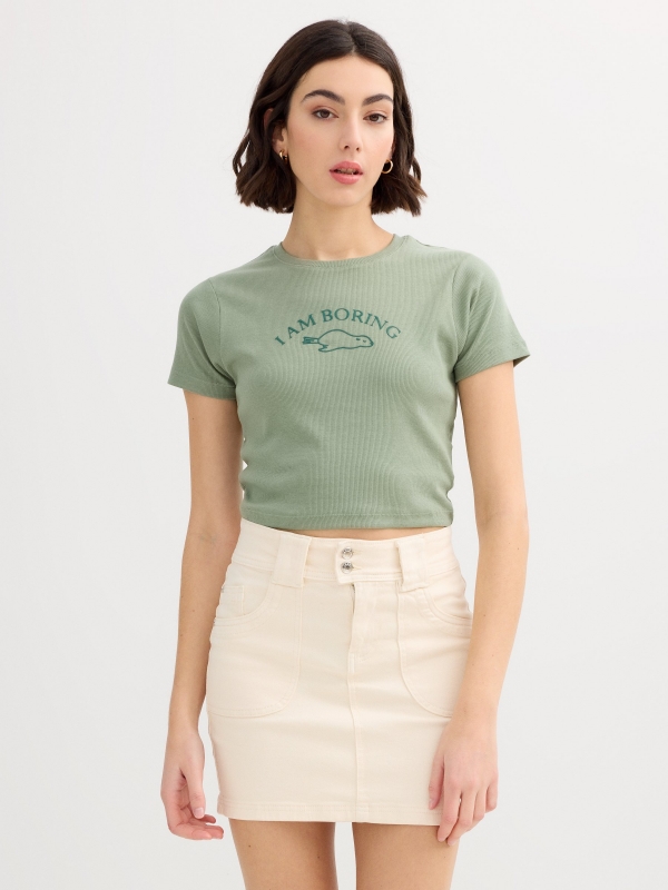 Camiseta crop boring verde grisáceo vista media frontal