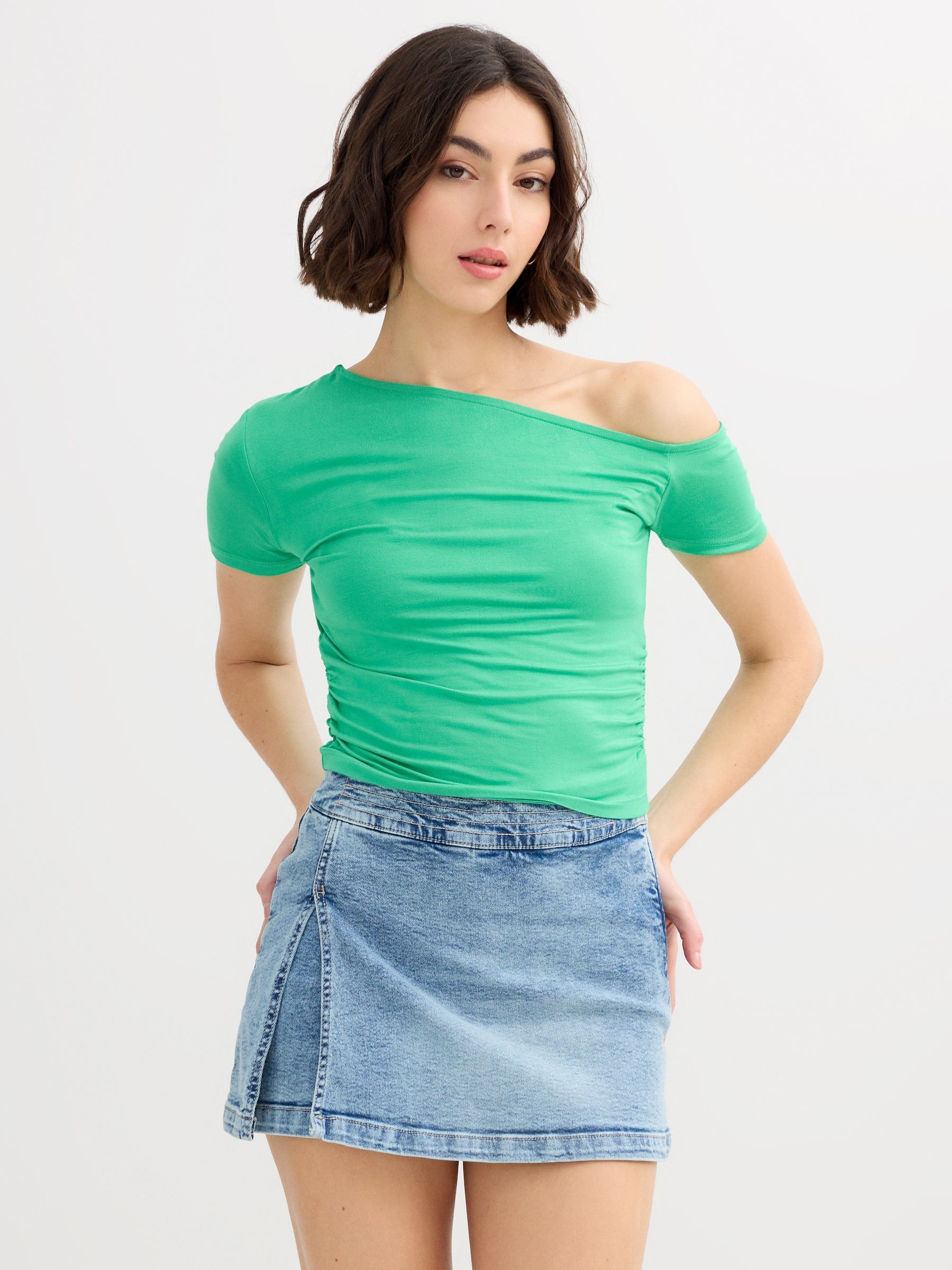 Camiseta assimétrica franzida esmeralda vista meia frontal