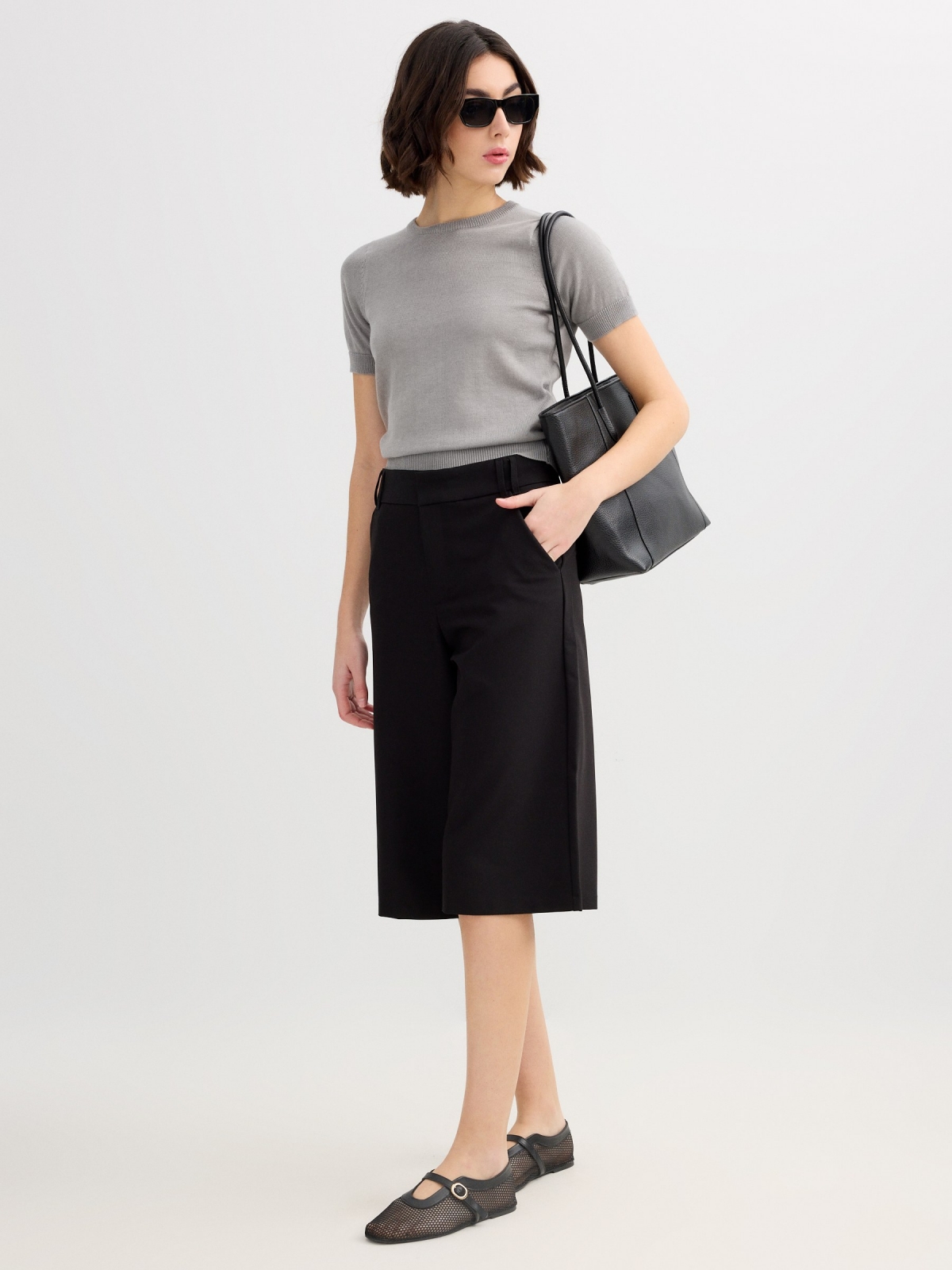 Fluid Bermuda mid-rise black middle front view