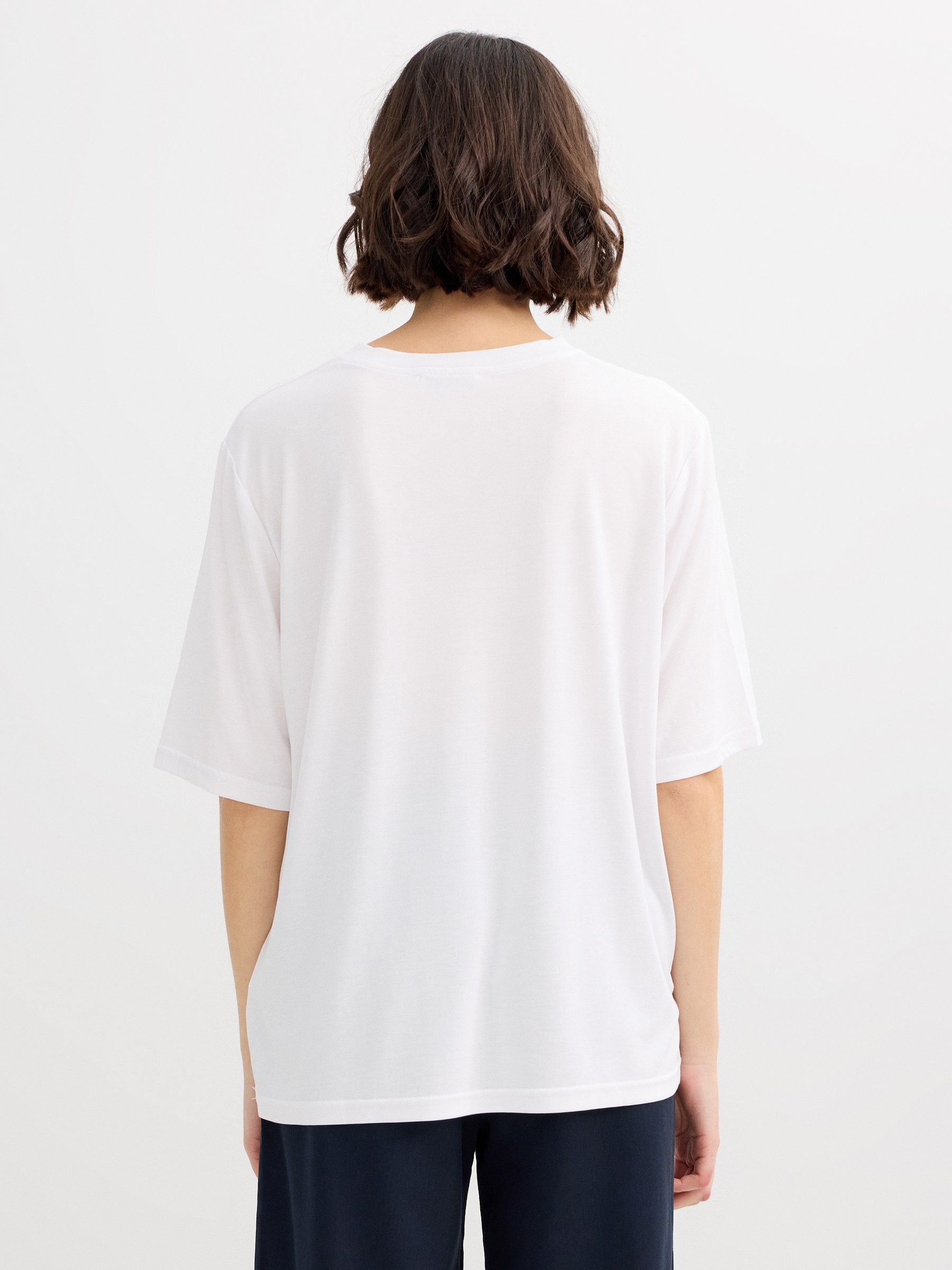 Camiseta viscosa oversize blanco vista media frontal