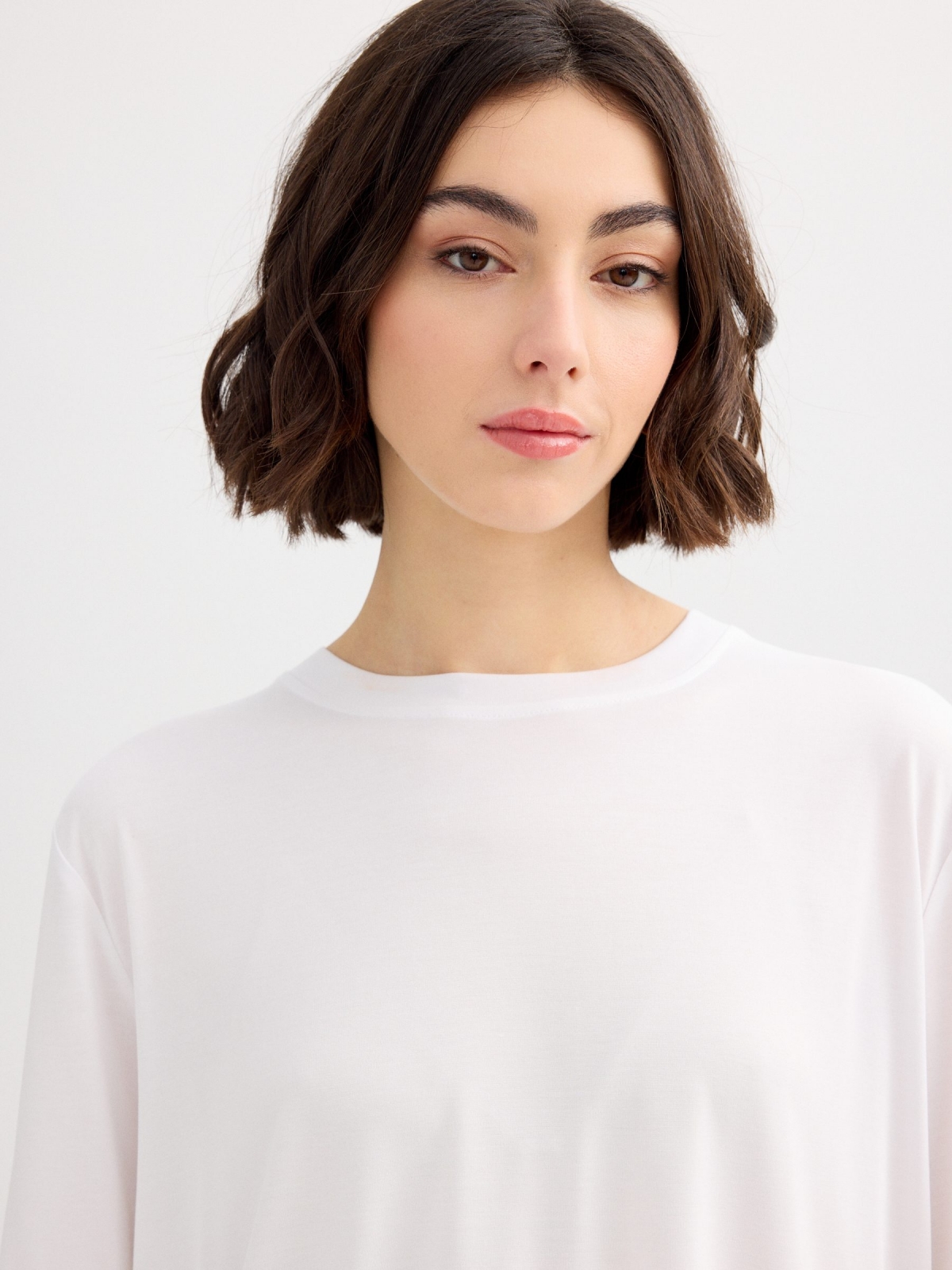 Camiseta viscosa oversize blanco vista detalle