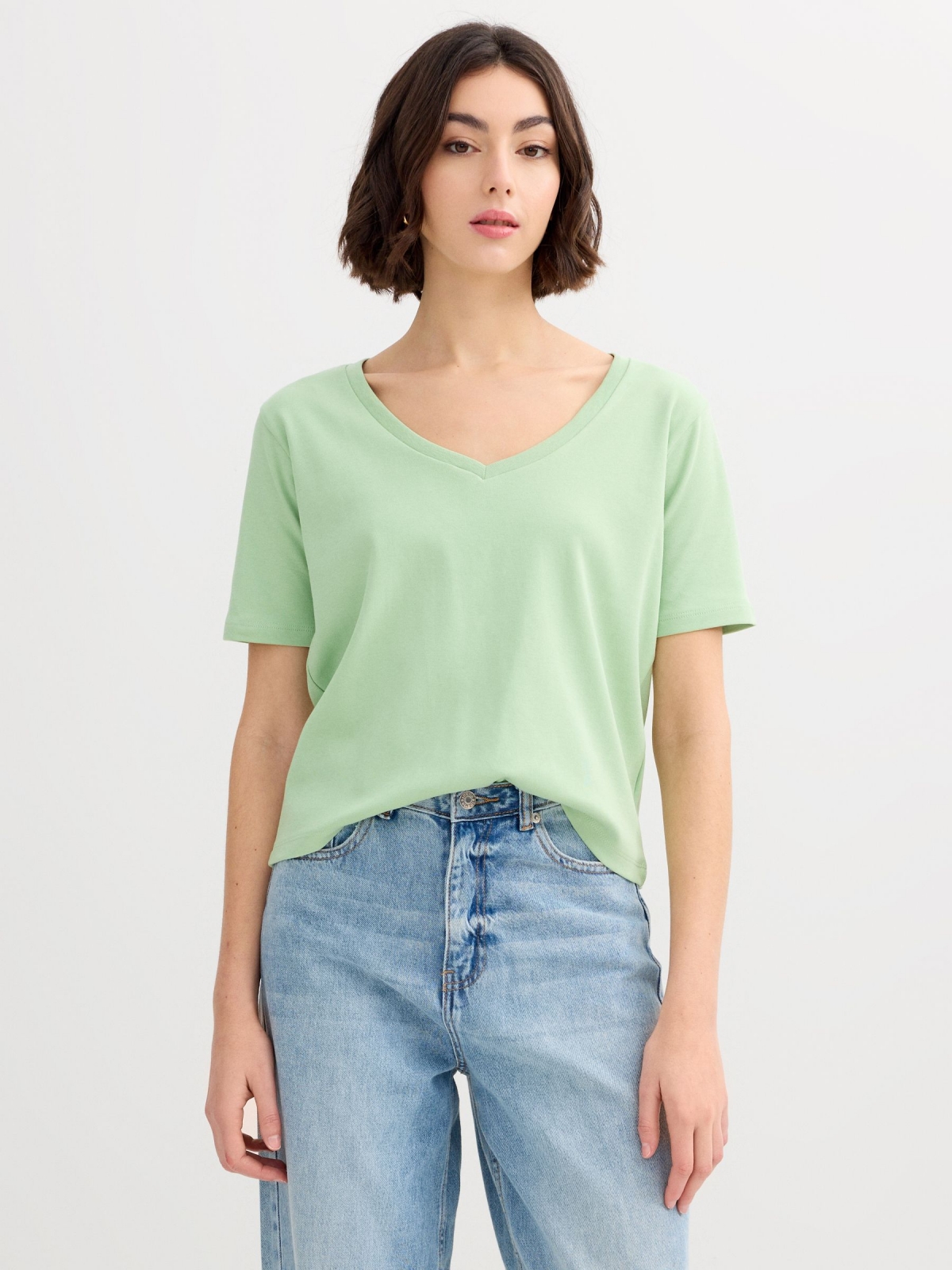 Camiseta de algodón cuello pico verde claro vista media frontal