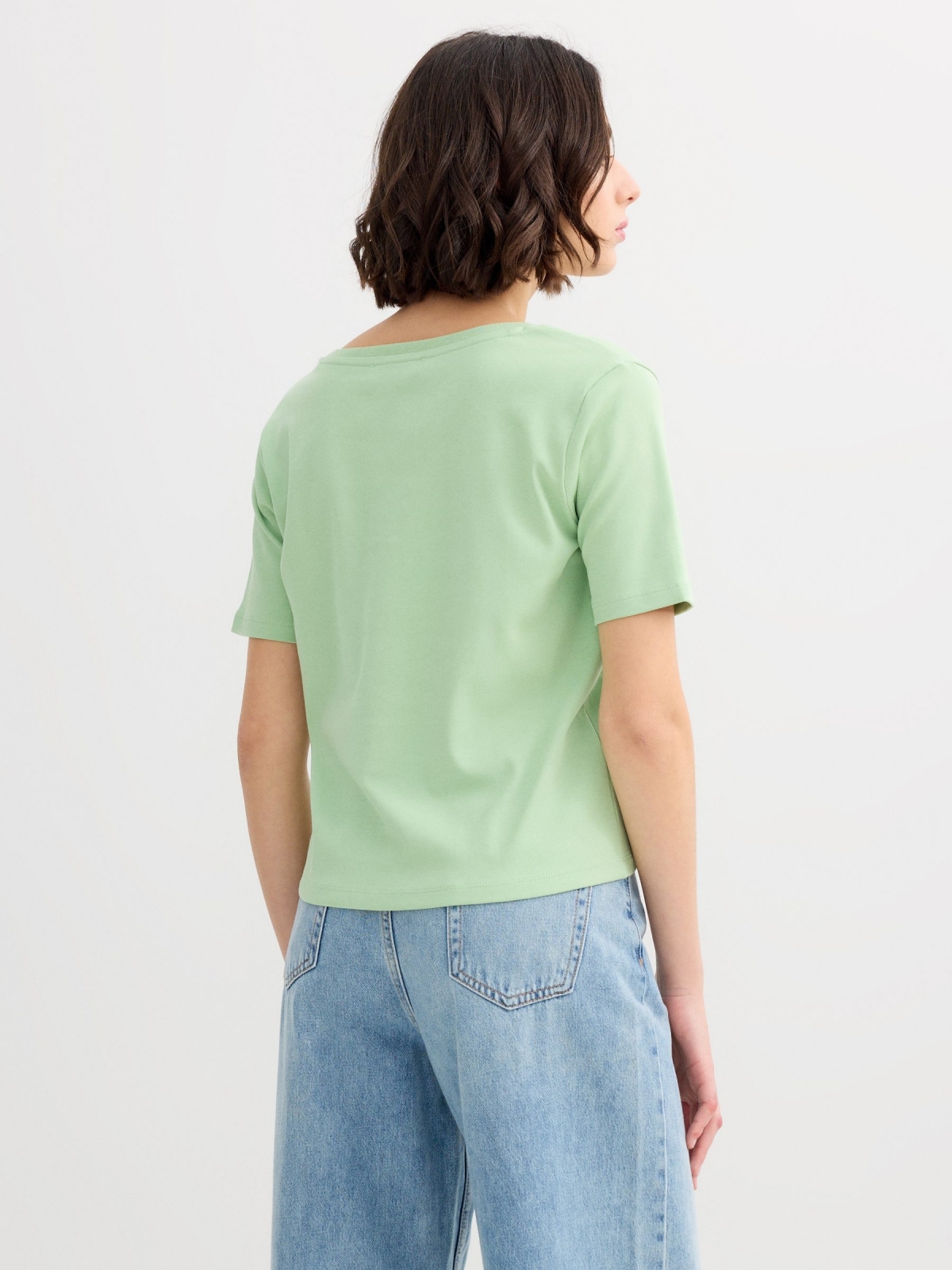 Camiseta de algodão decote em V verde claro vista meia traseira