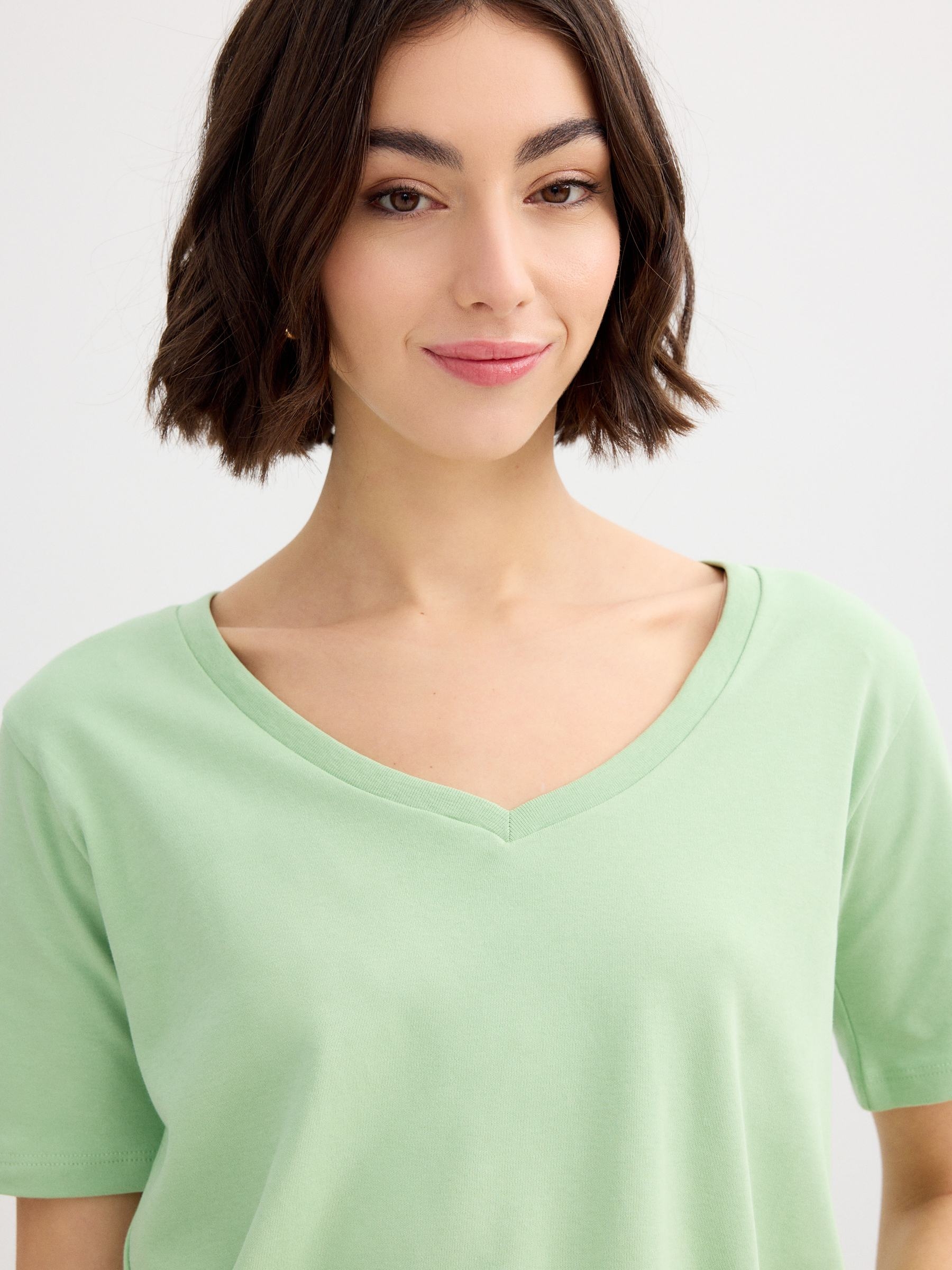 Camiseta de algodón cuello pico verde claro vista media frontal