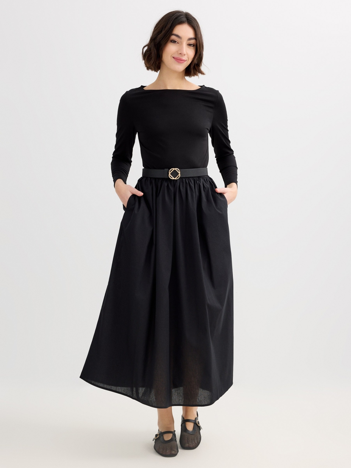 Vestido midi decote canoa preto vista meia frontal