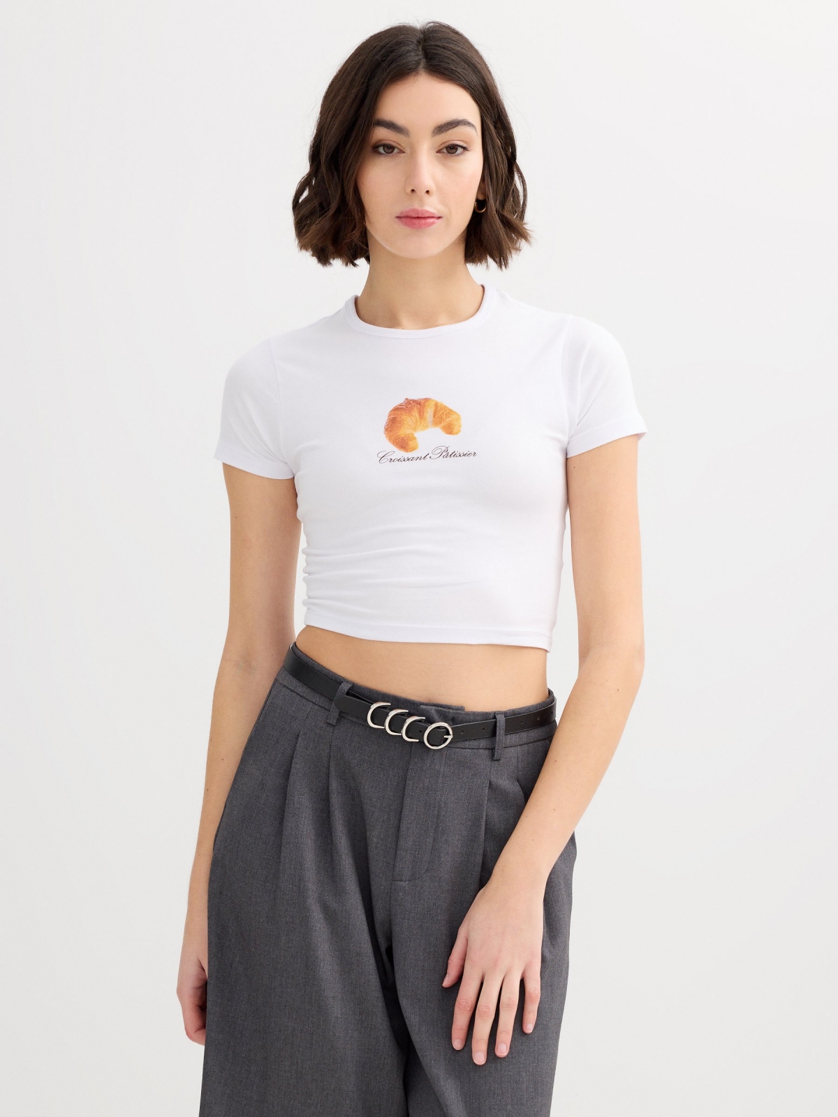 Camiseta croissant crop blanco vista media frontal