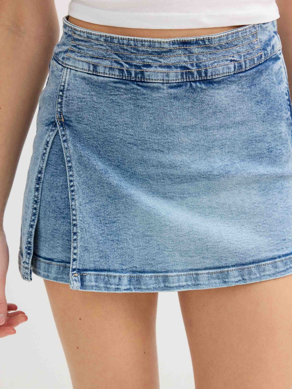 Saia-calça jeans com zíper azul vista detalhe