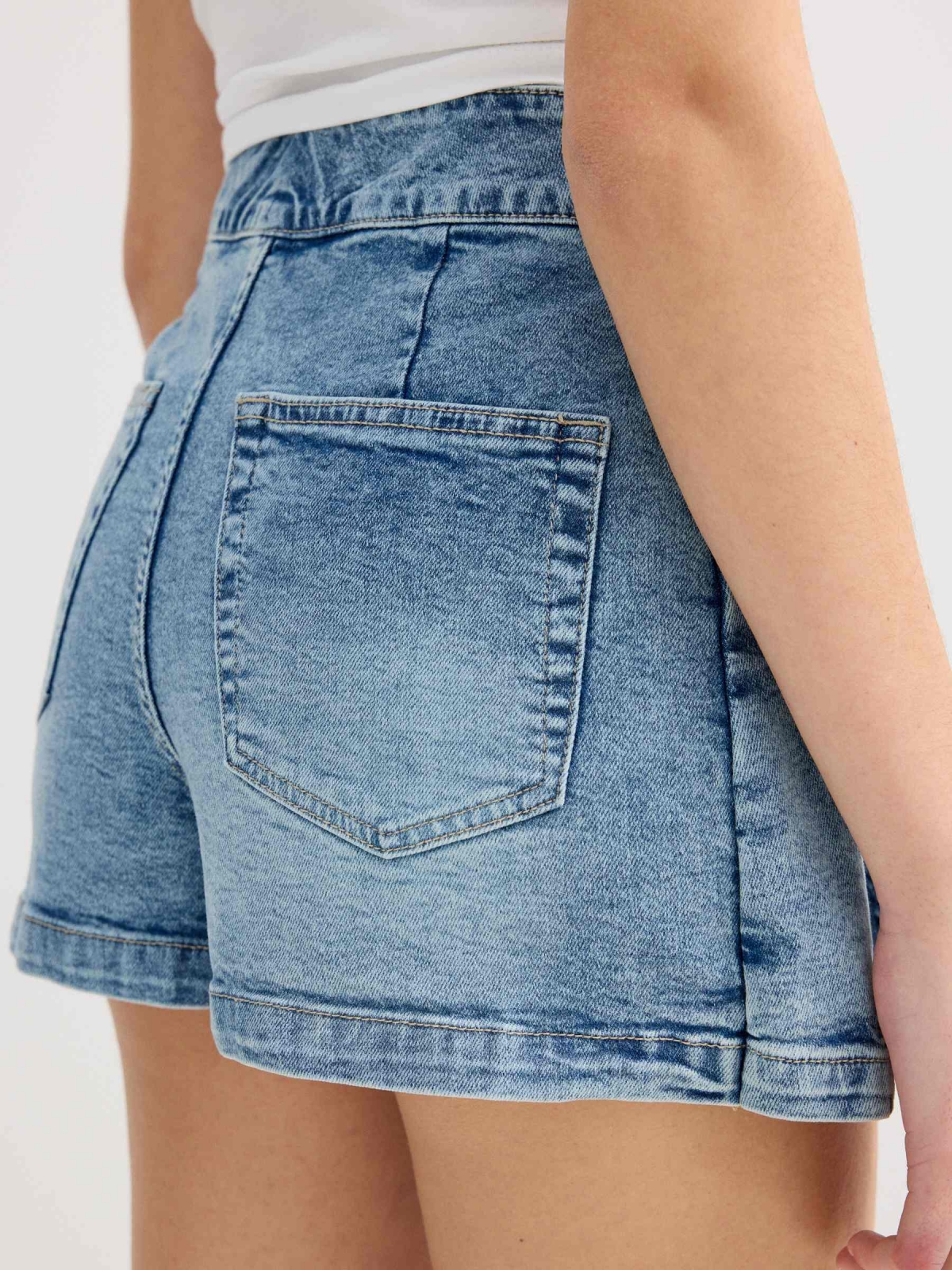 Falda pantalón denim con cremallera azul vista detalle