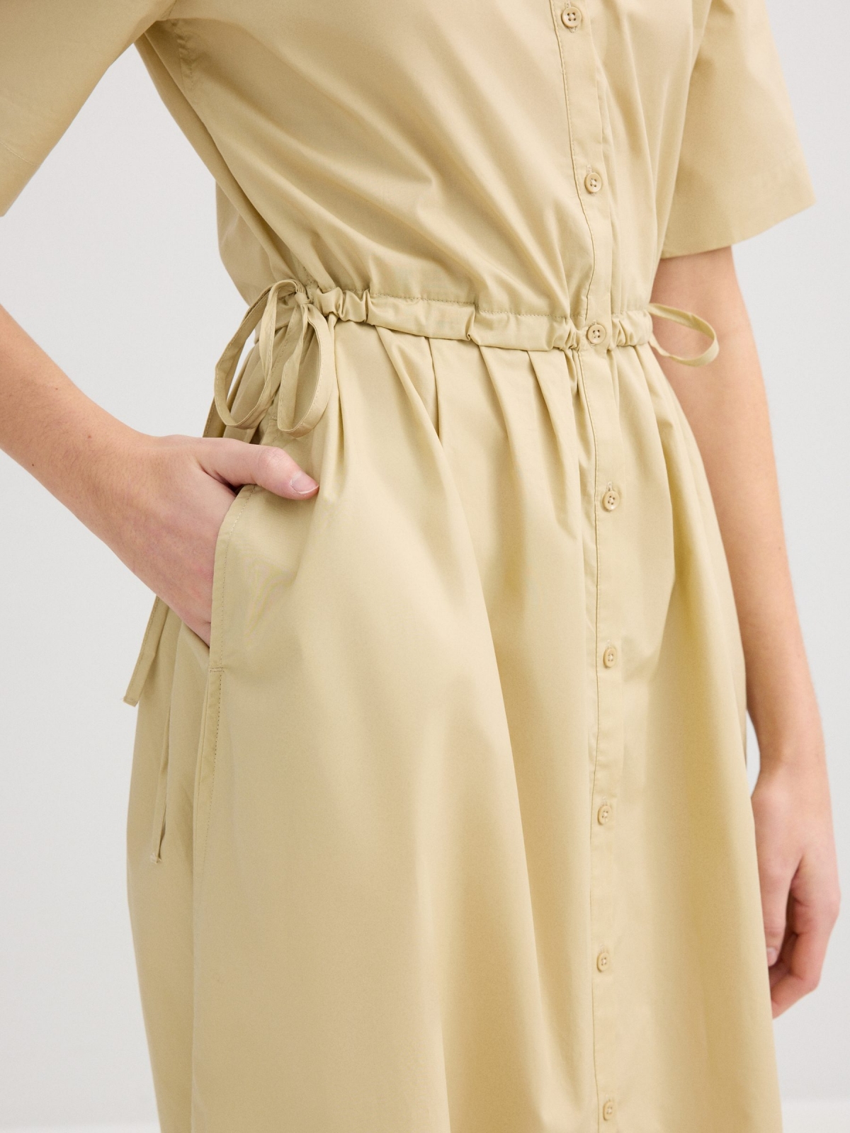 Vestido camisola midi areia vista detalhe