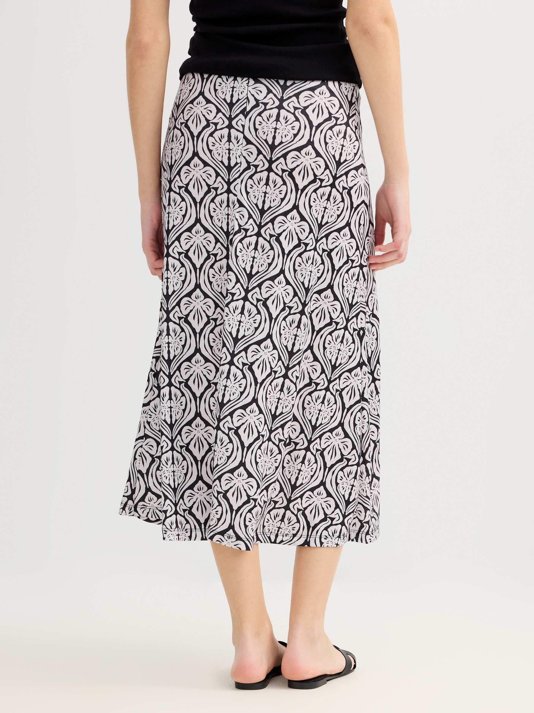 Saia midi estampada com abertura preto vista meia frontal