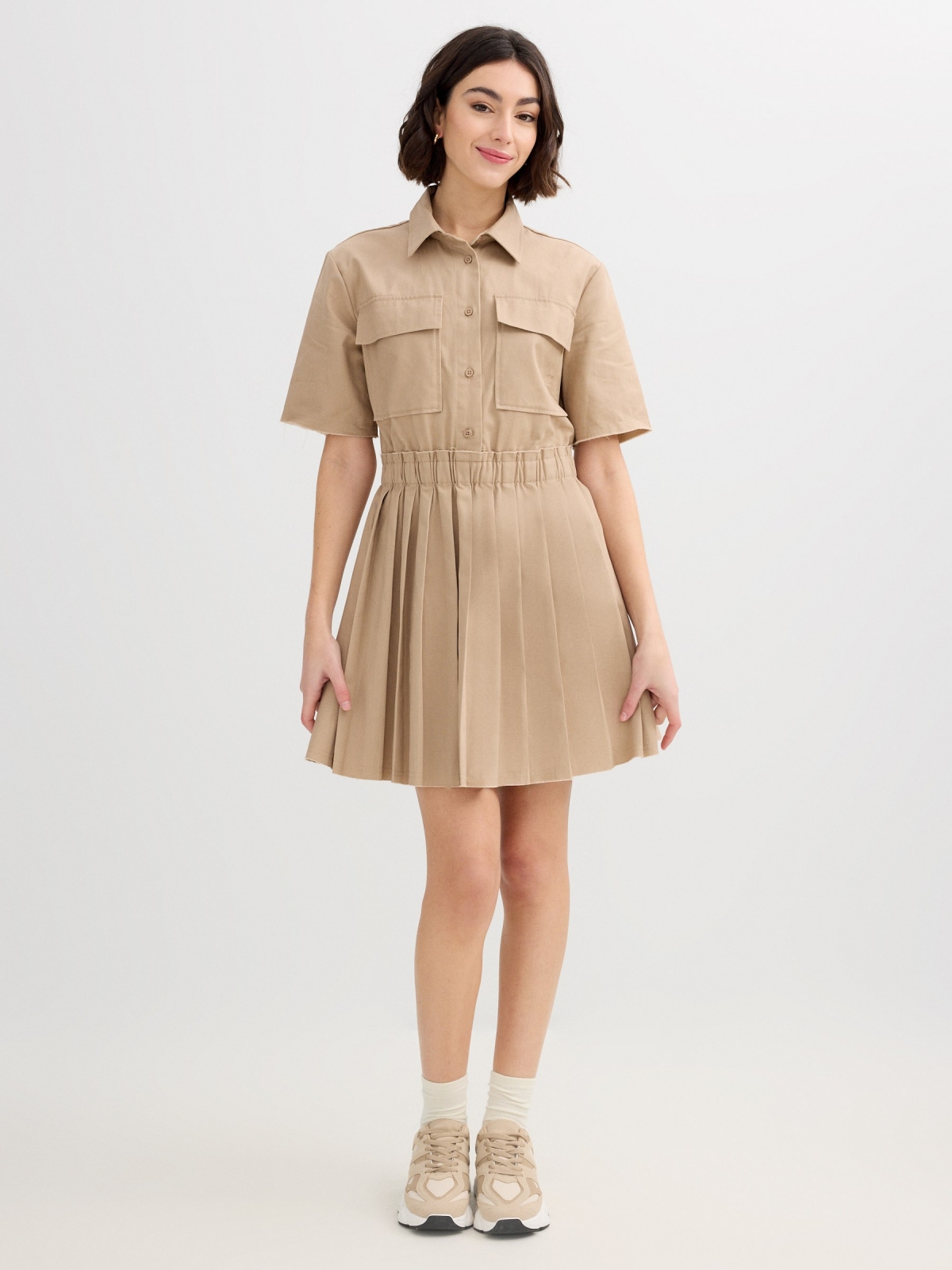 Vestido camisola plissado areia vista geral frontal