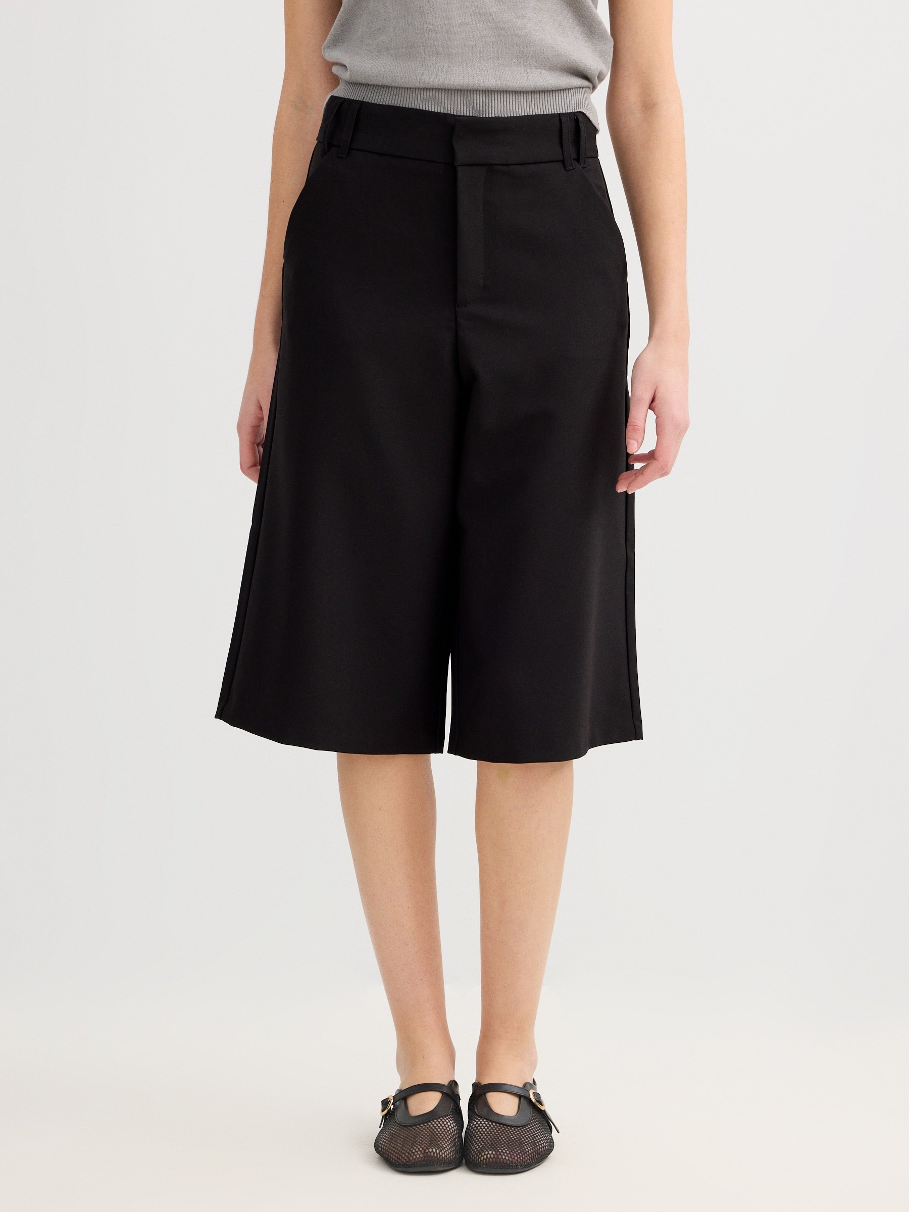 Fluid Bermuda mid-rise black middle front view