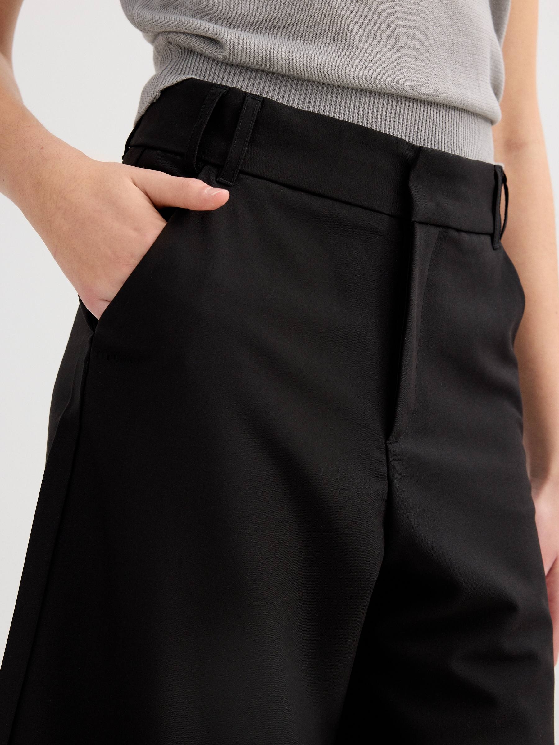 Fluid Bermuda mid-rise black middle front view