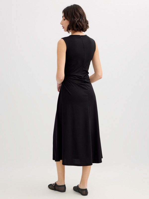 Vestido midi evasé negro vista media trasera