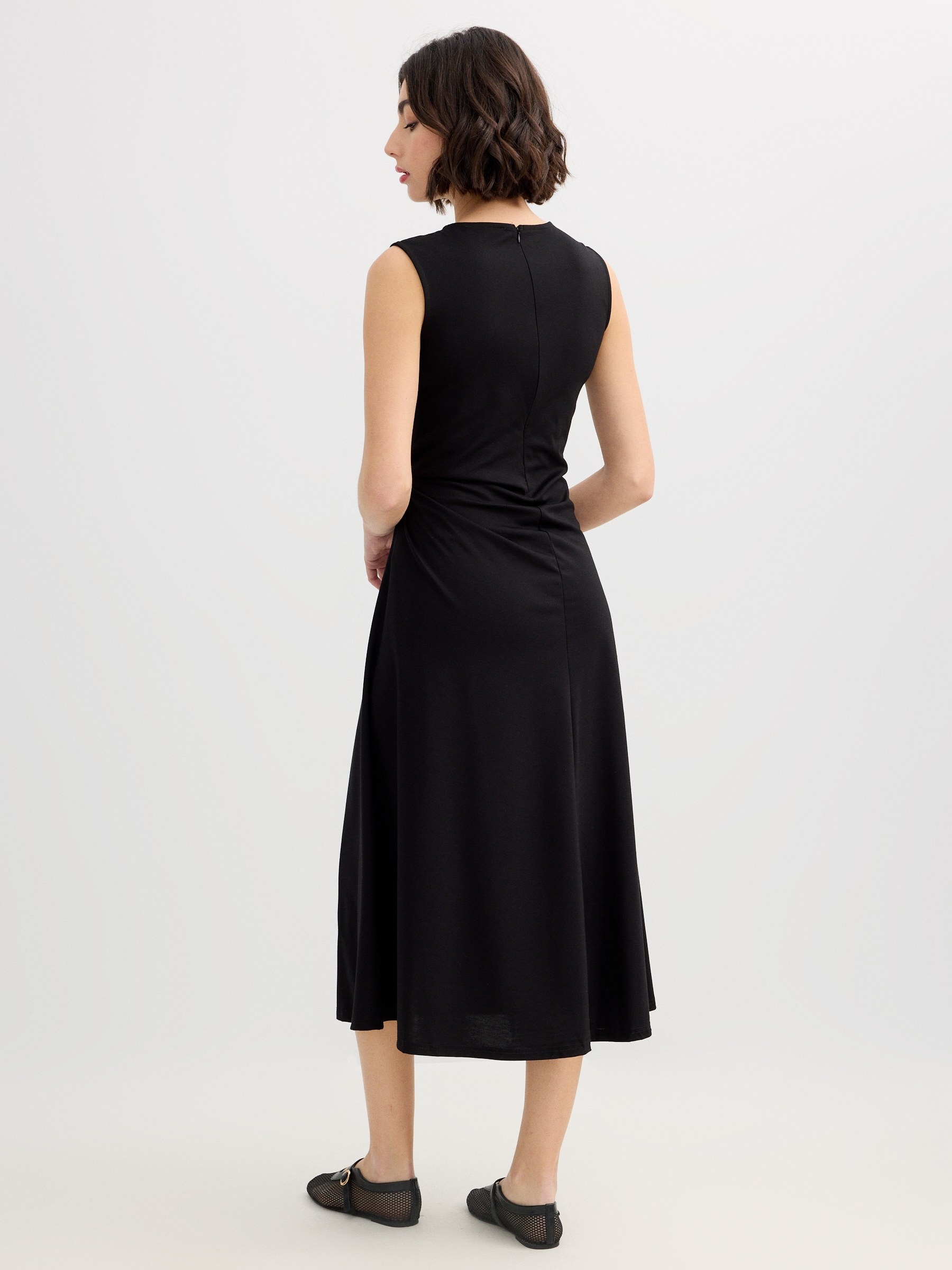 Vestido midi evasé negro vista media frontal