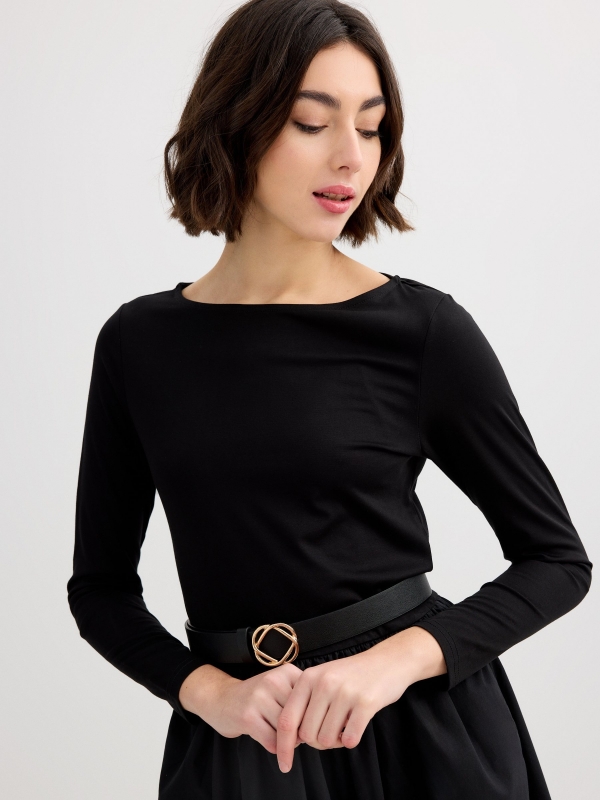 Vestido midi decote canoa preto vista geral frontal