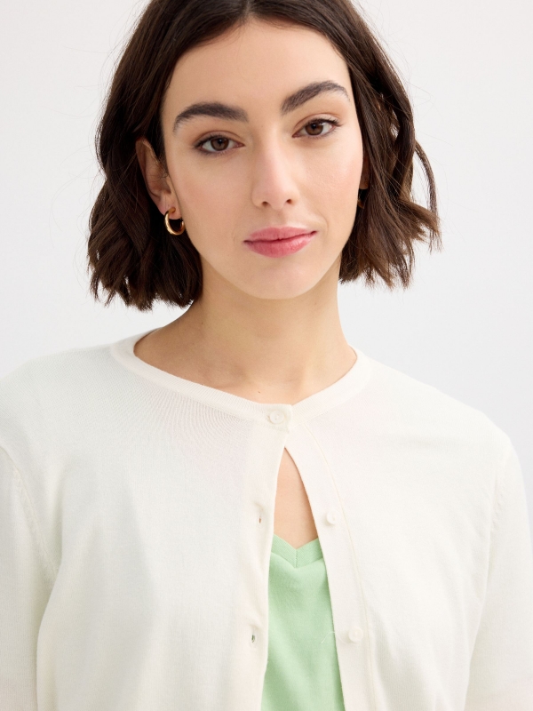 Cardigã casual tricô off white vista detalhe