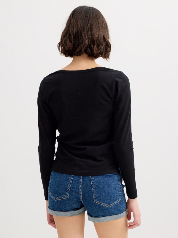 Camiseta básica decote em V preto/bege vista meia traseira