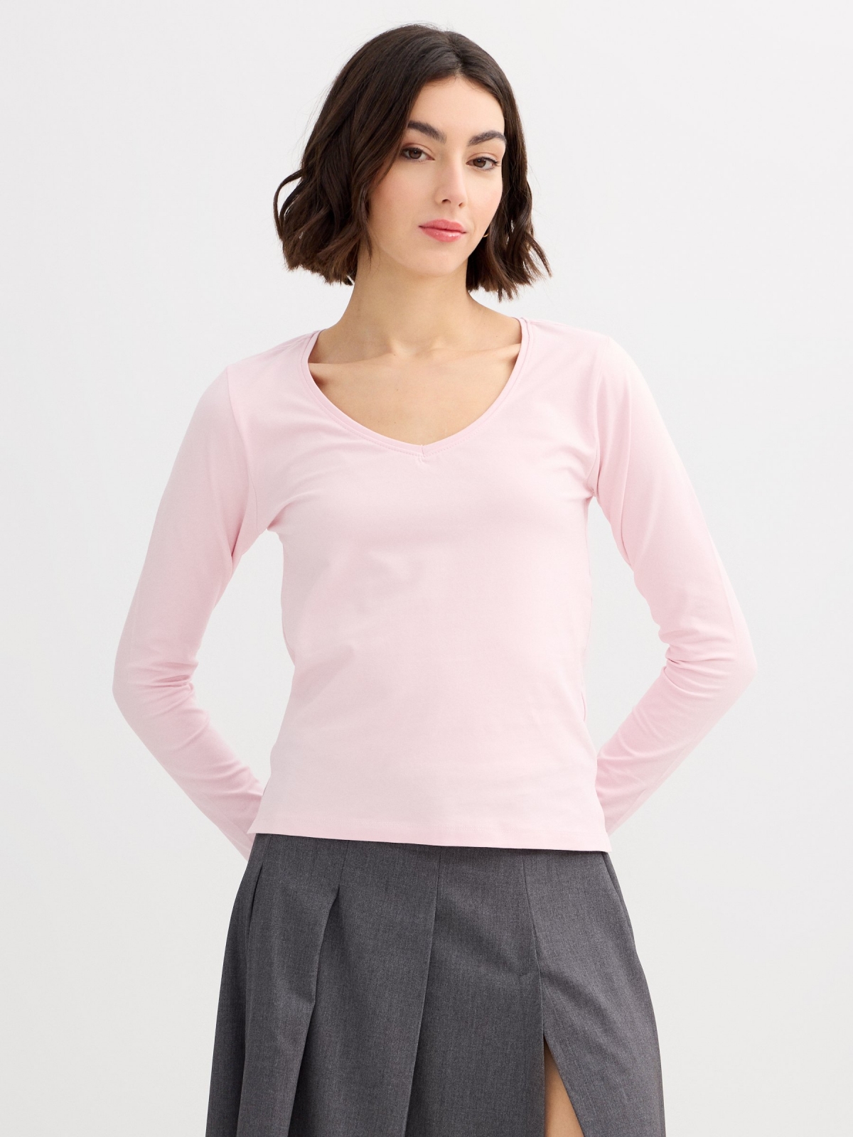 Basic V-neck T-shirt light pink middle front view