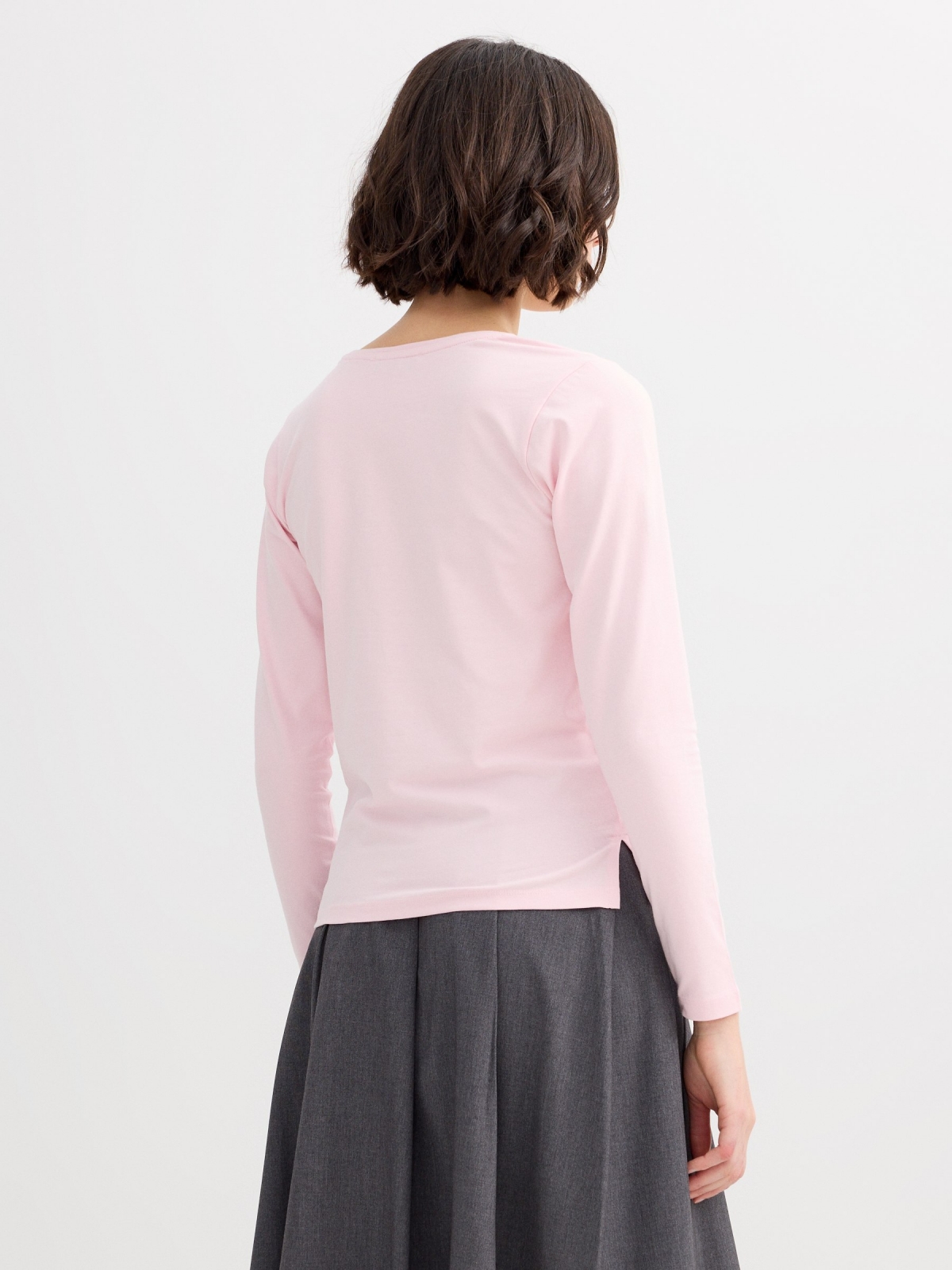 Basic V-neck T-shirt light pink middle back view