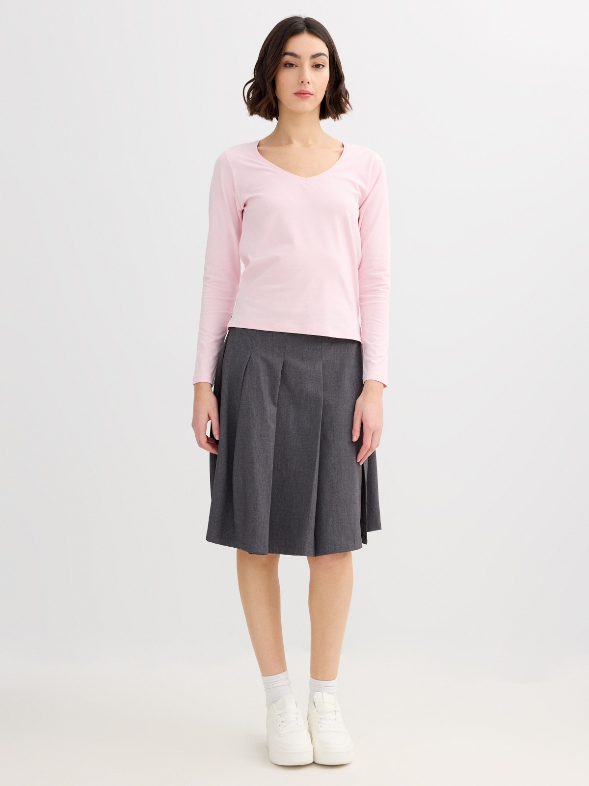 Basic V-neck T-shirt light pink front view