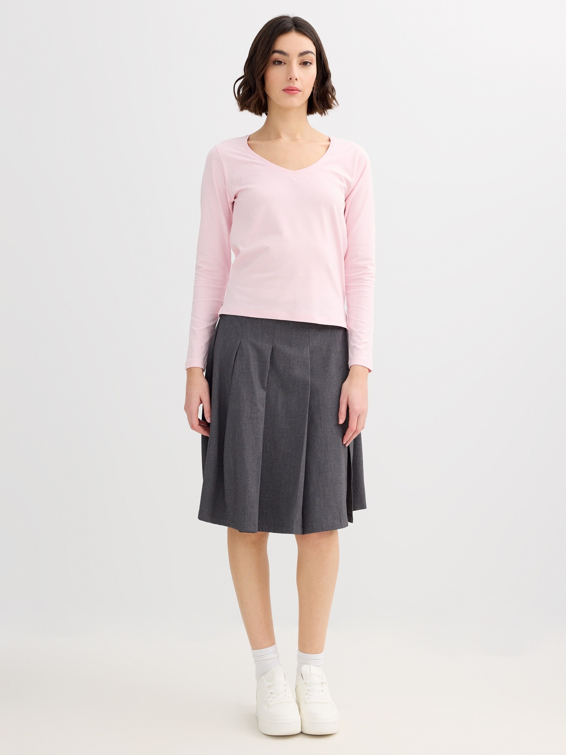 Basic V-neck T-shirt light pink middle front view