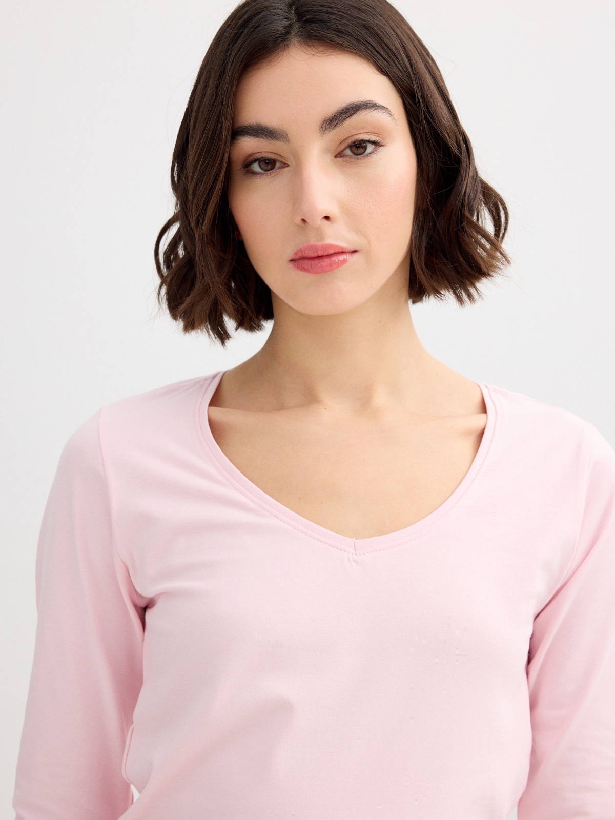 Camiseta básica cuello pico rosa claro vista detalle