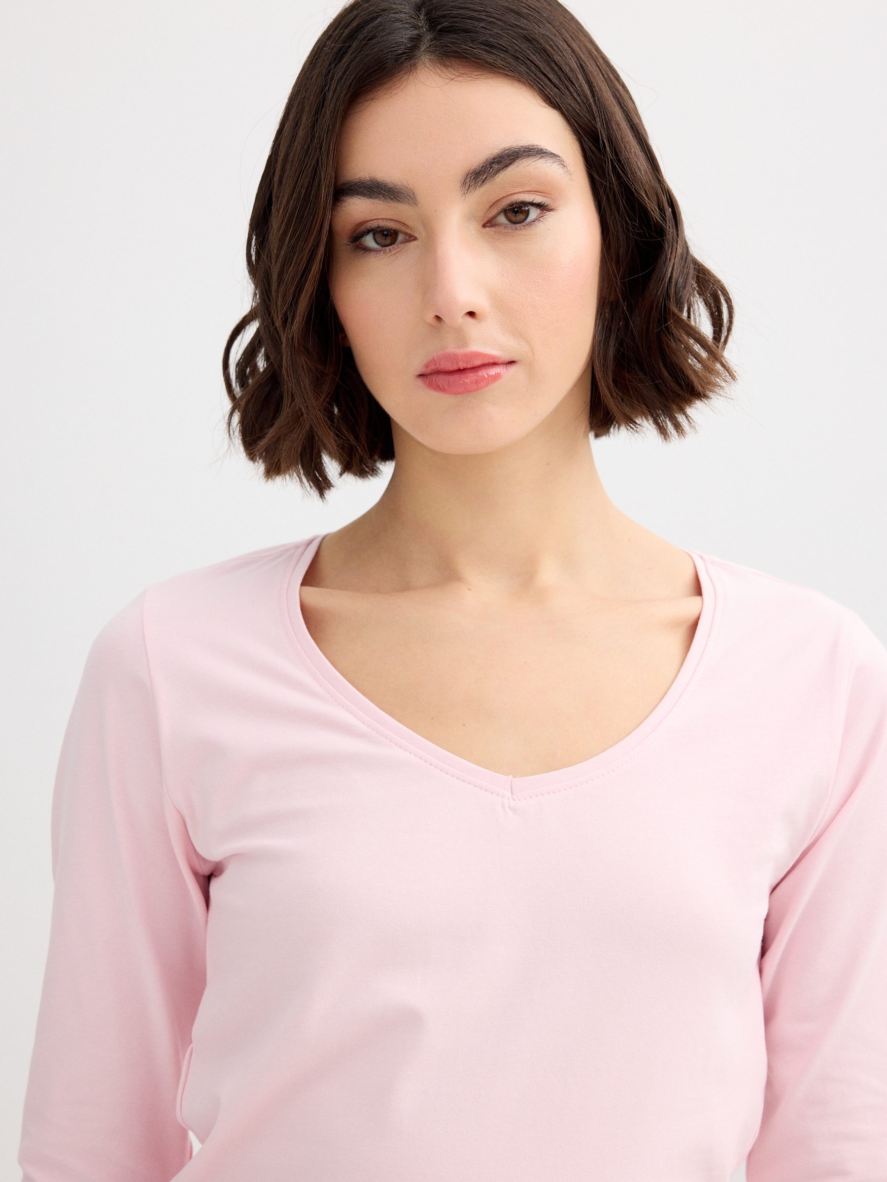 Camiseta básica decote em V rosa claro vista meia frontal